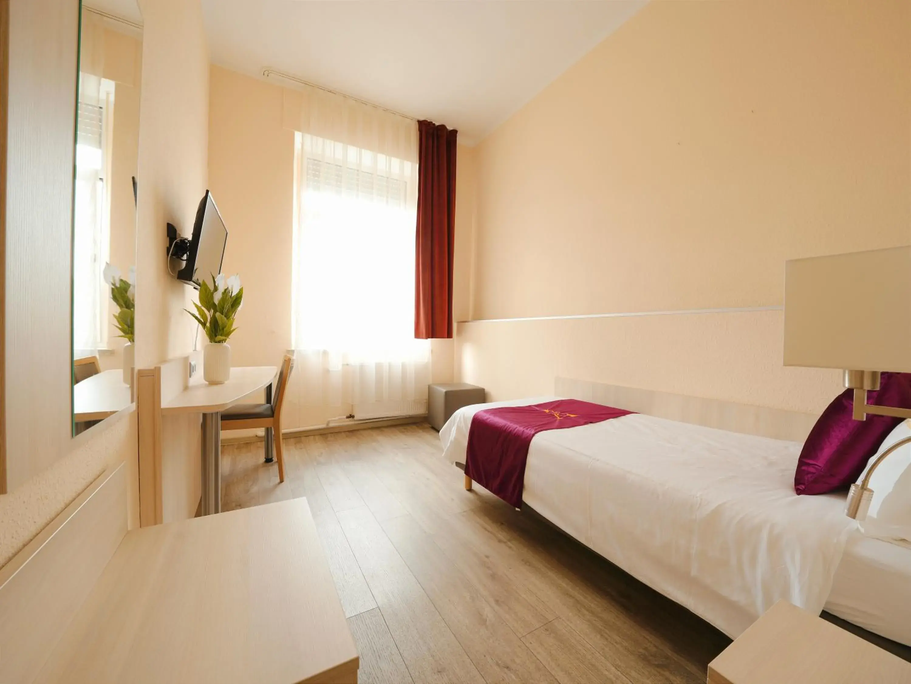 Single Room with Bathroom in Abtei Hotel Single Room with Bathroom in Abtei Hotel