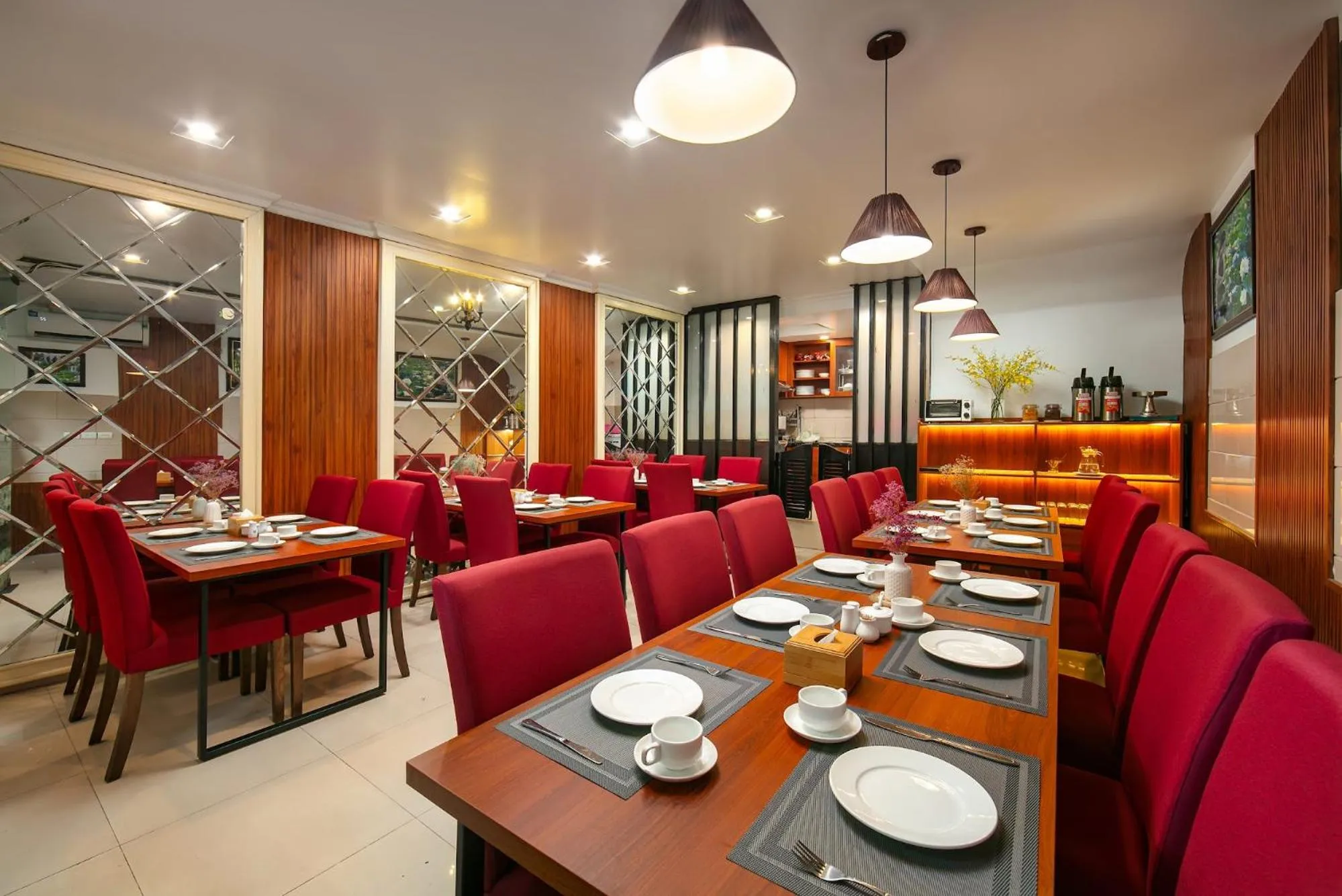 Restaurant/places to eat in Silk Flower Hotel & Spa