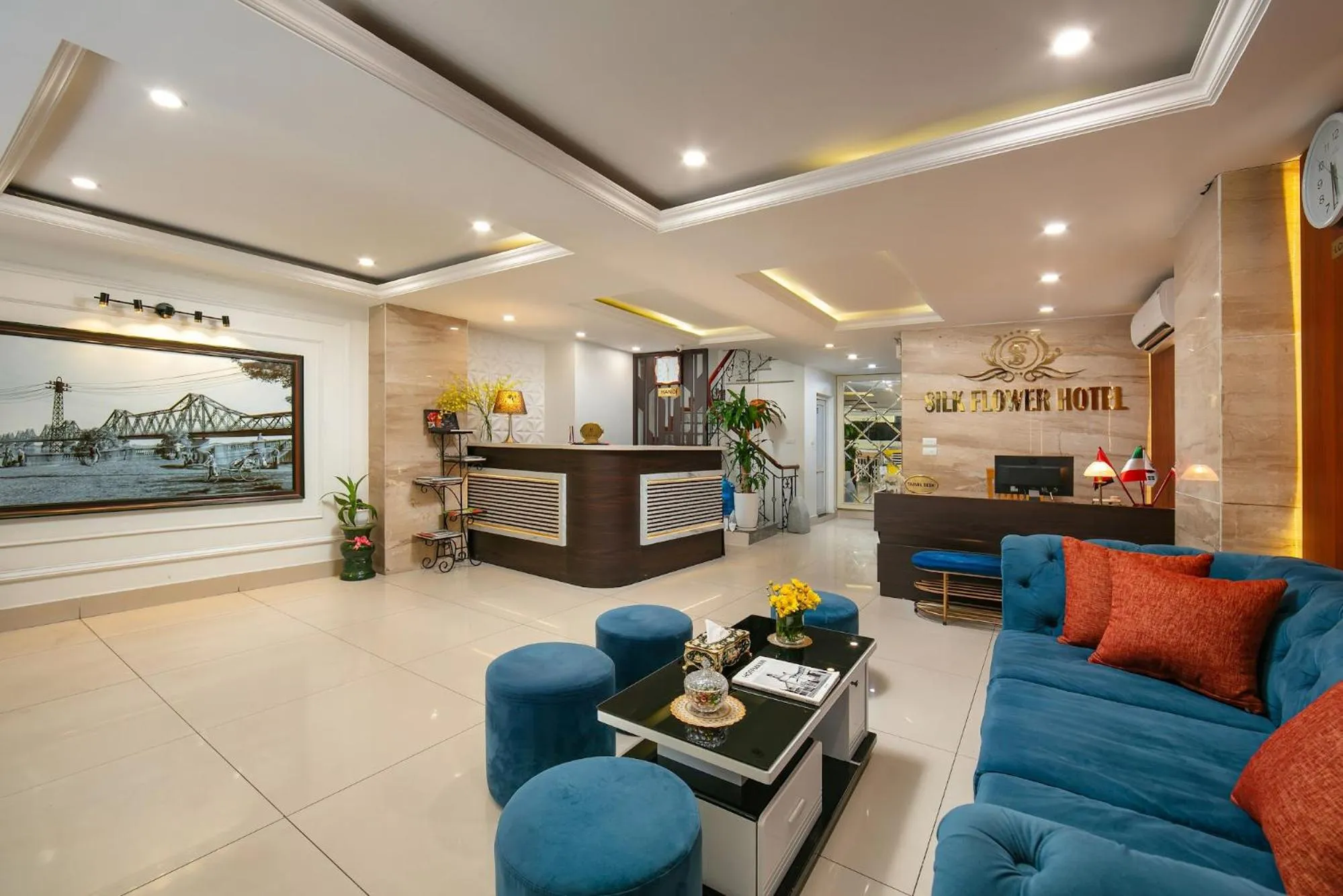 TV and multimedia in Silk Flower Hotel & Spa