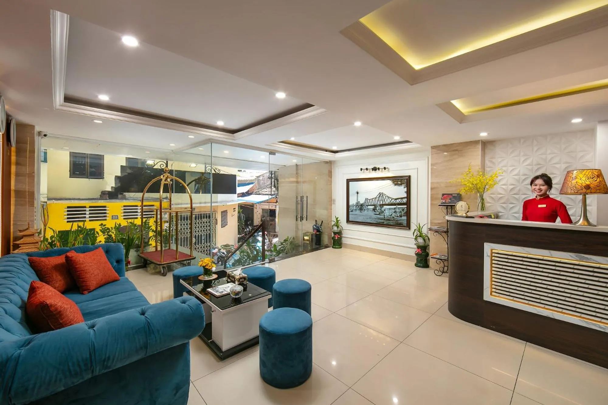 Communal lounge/ TV room in Silk Flower Hotel & Spa