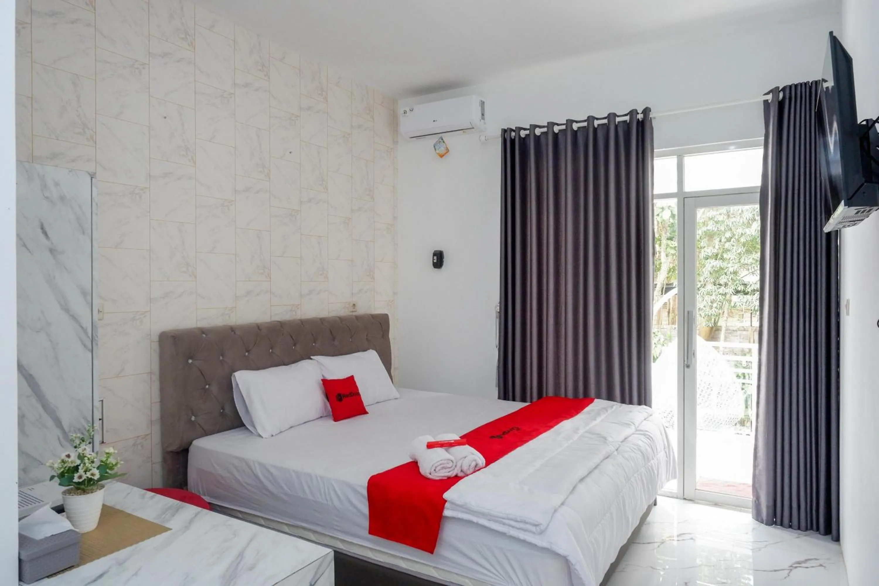 Bedroom, Bed in RedDoorz Syariah near Taruna Nusantara Magelang