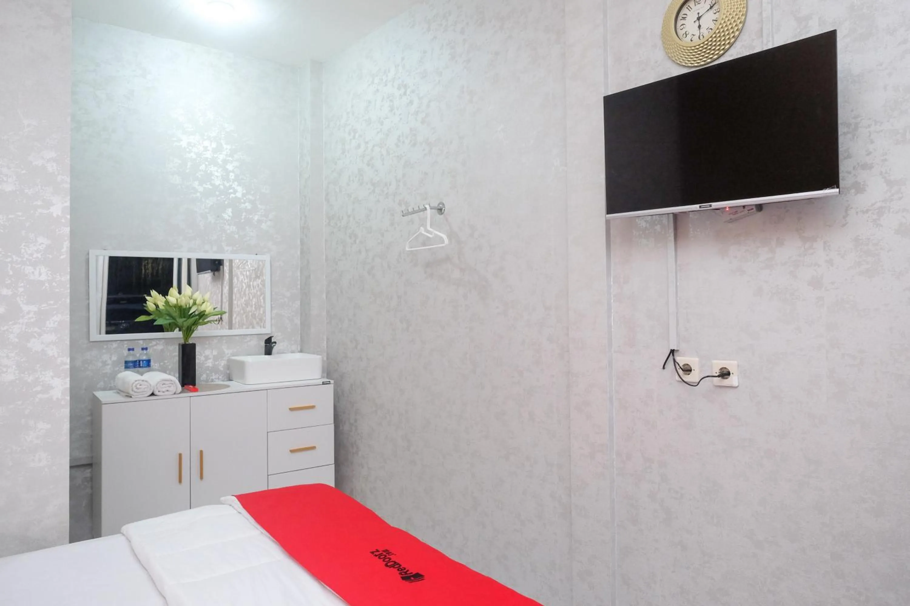 Bedroom, Bed in RedDoorz Syariah near Taruna Nusantara Magelang