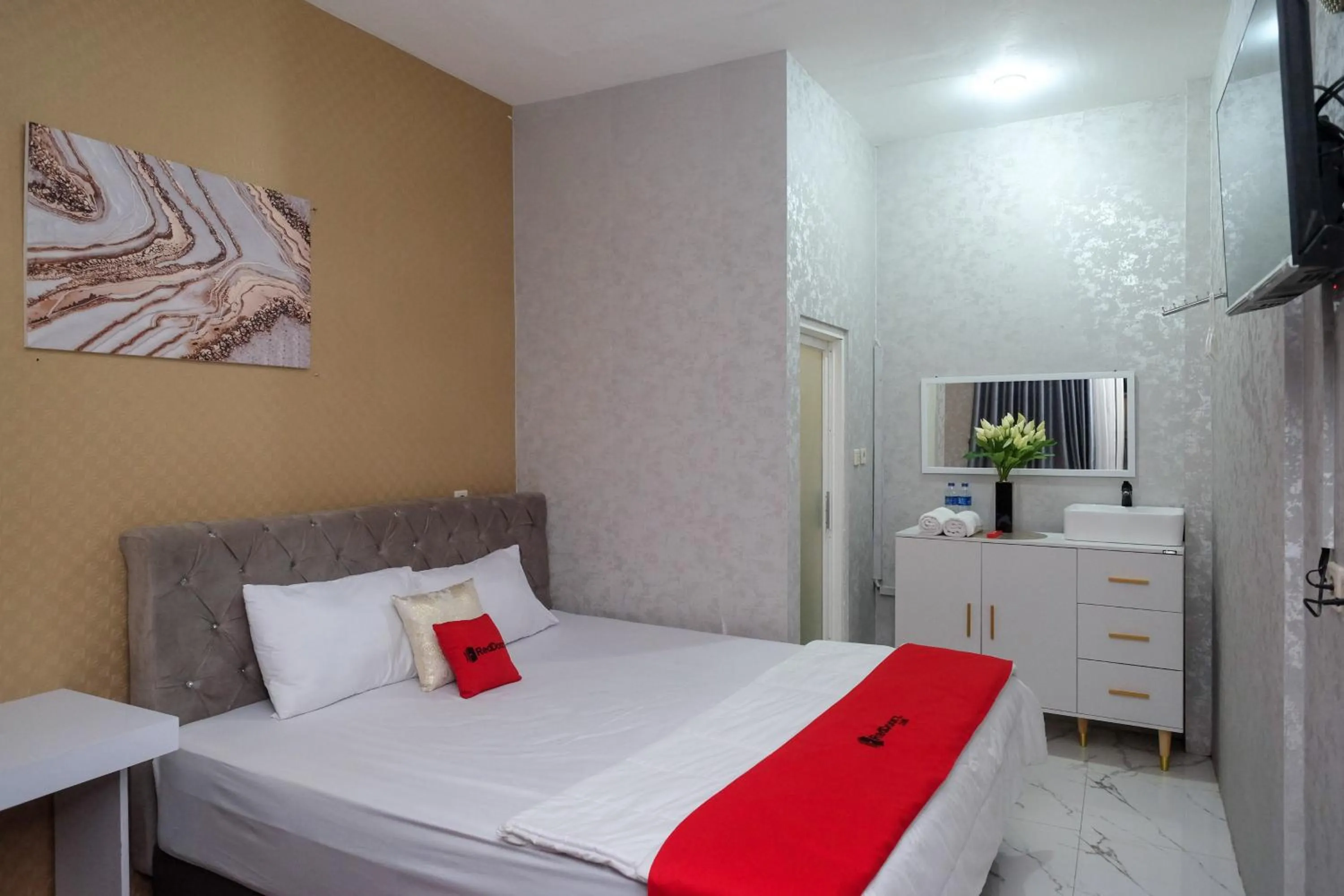 Bedroom, Bed in RedDoorz Syariah near Taruna Nusantara Magelang