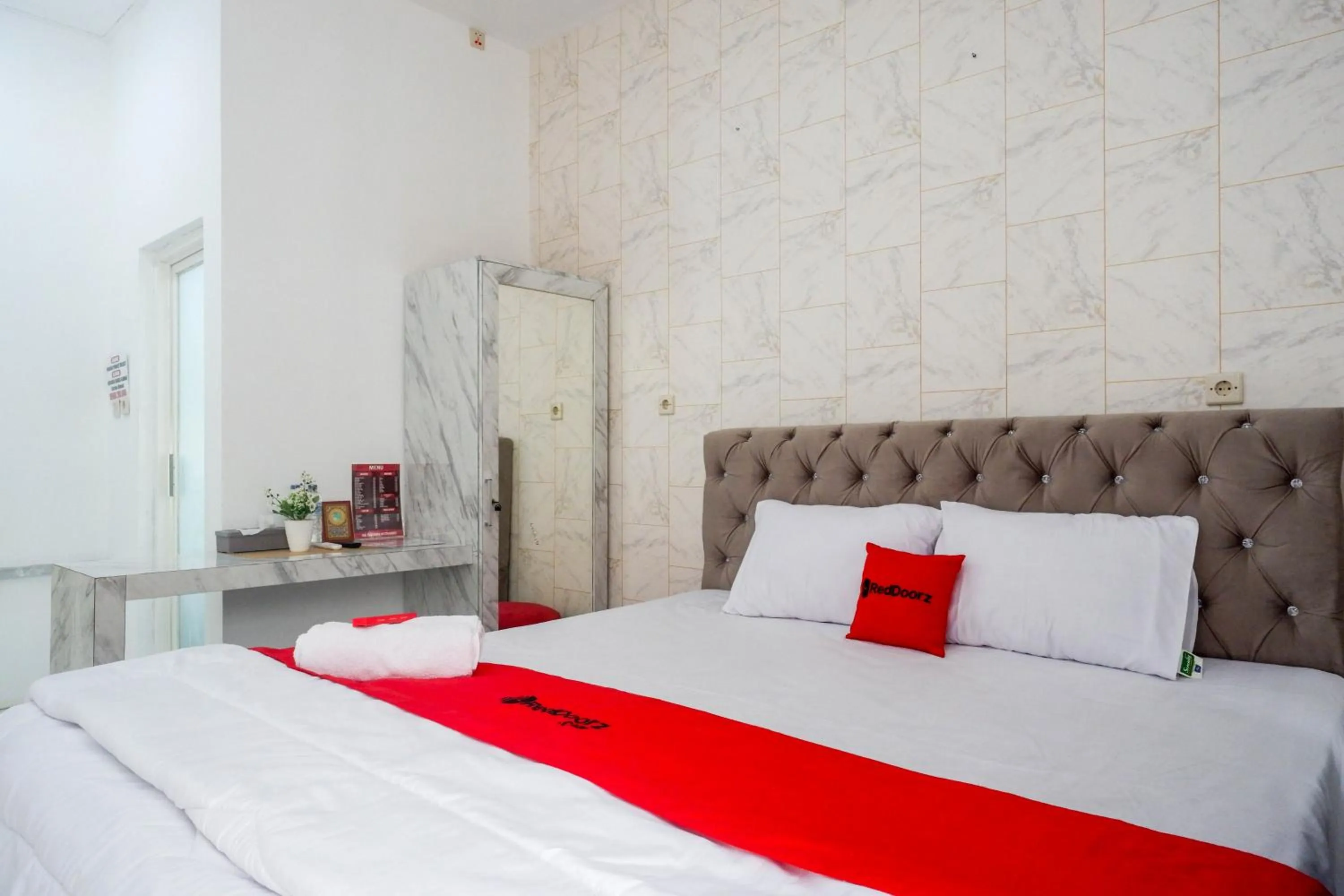 Bedroom, Bed in RedDoorz Syariah near Taruna Nusantara Magelang