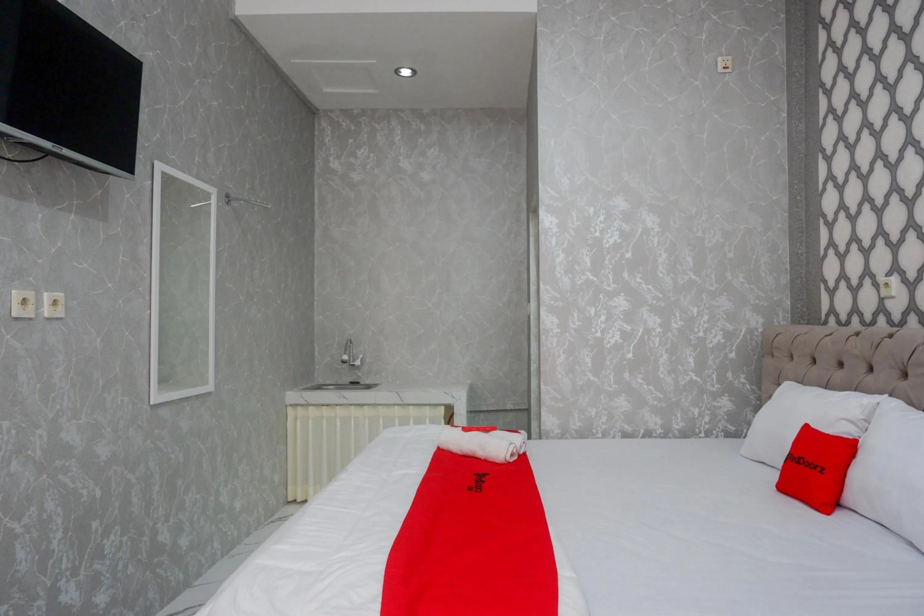 Bedroom, Bed in RedDoorz Syariah near Taruna Nusantara Magelang