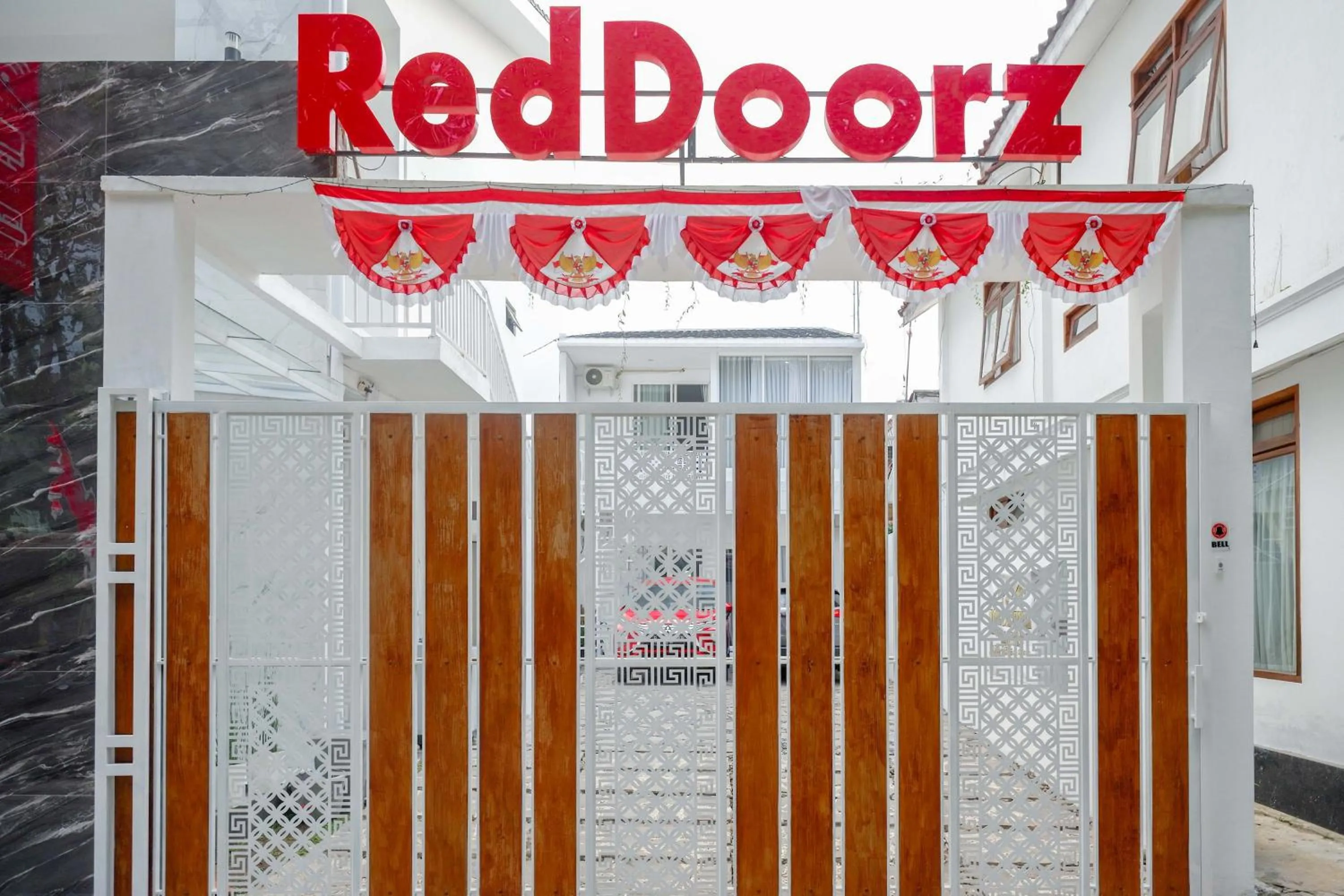 Property logo or sign in RedDoorz Syariah near Taruna Nusantara Magelang