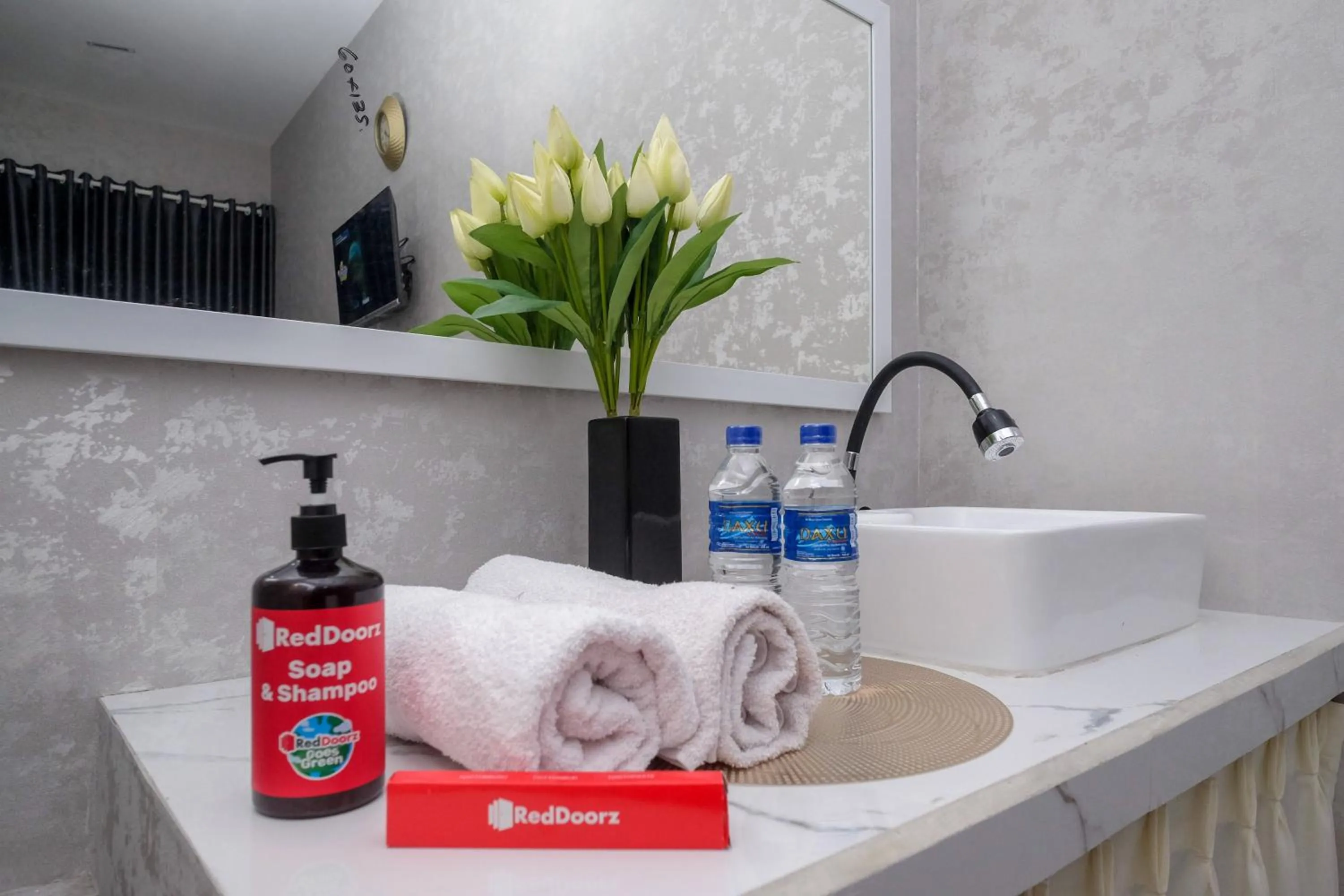 Bathroom in RedDoorz Syariah near Taruna Nusantara Magelang