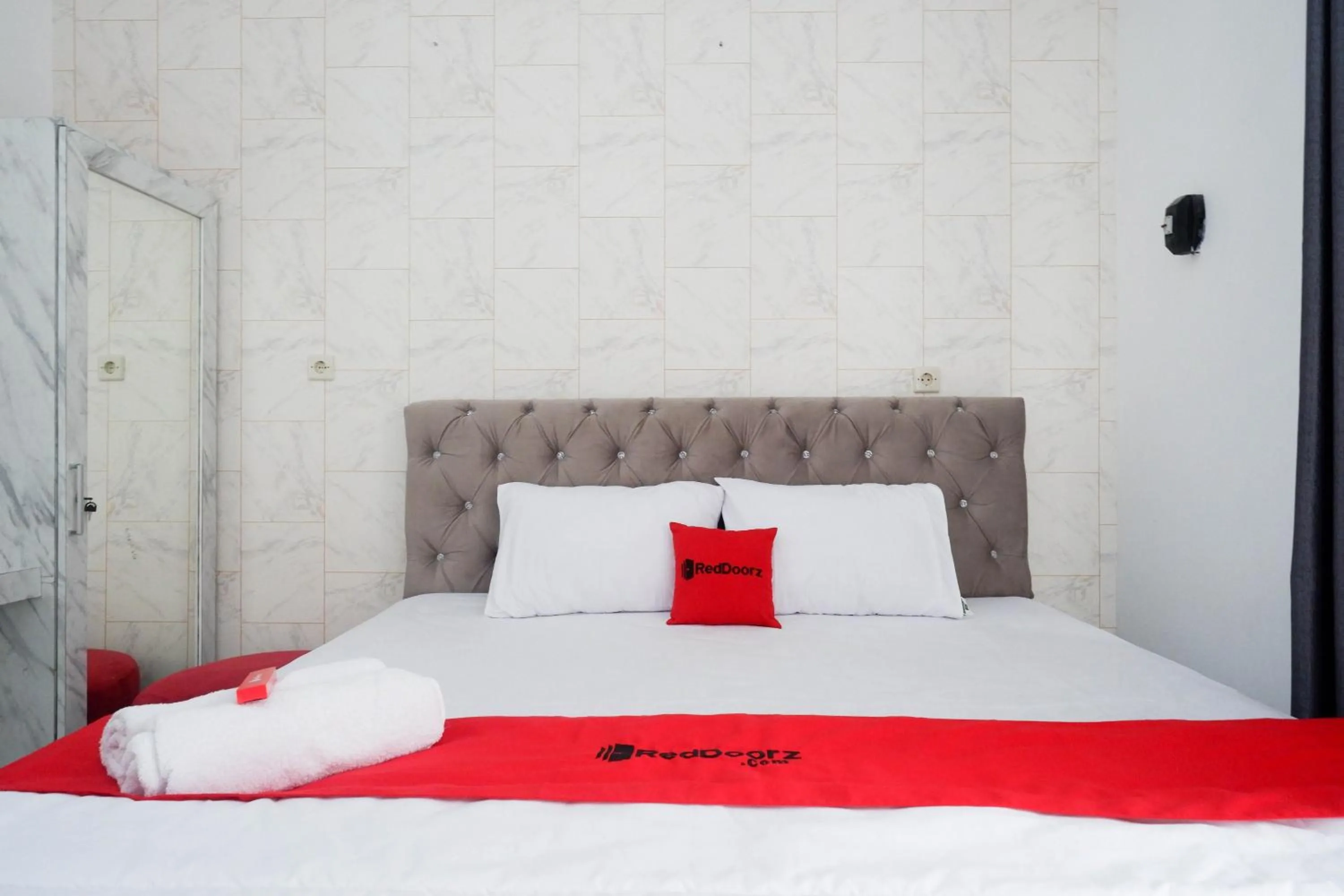 Bedroom, Bed in RedDoorz Syariah near Taruna Nusantara Magelang