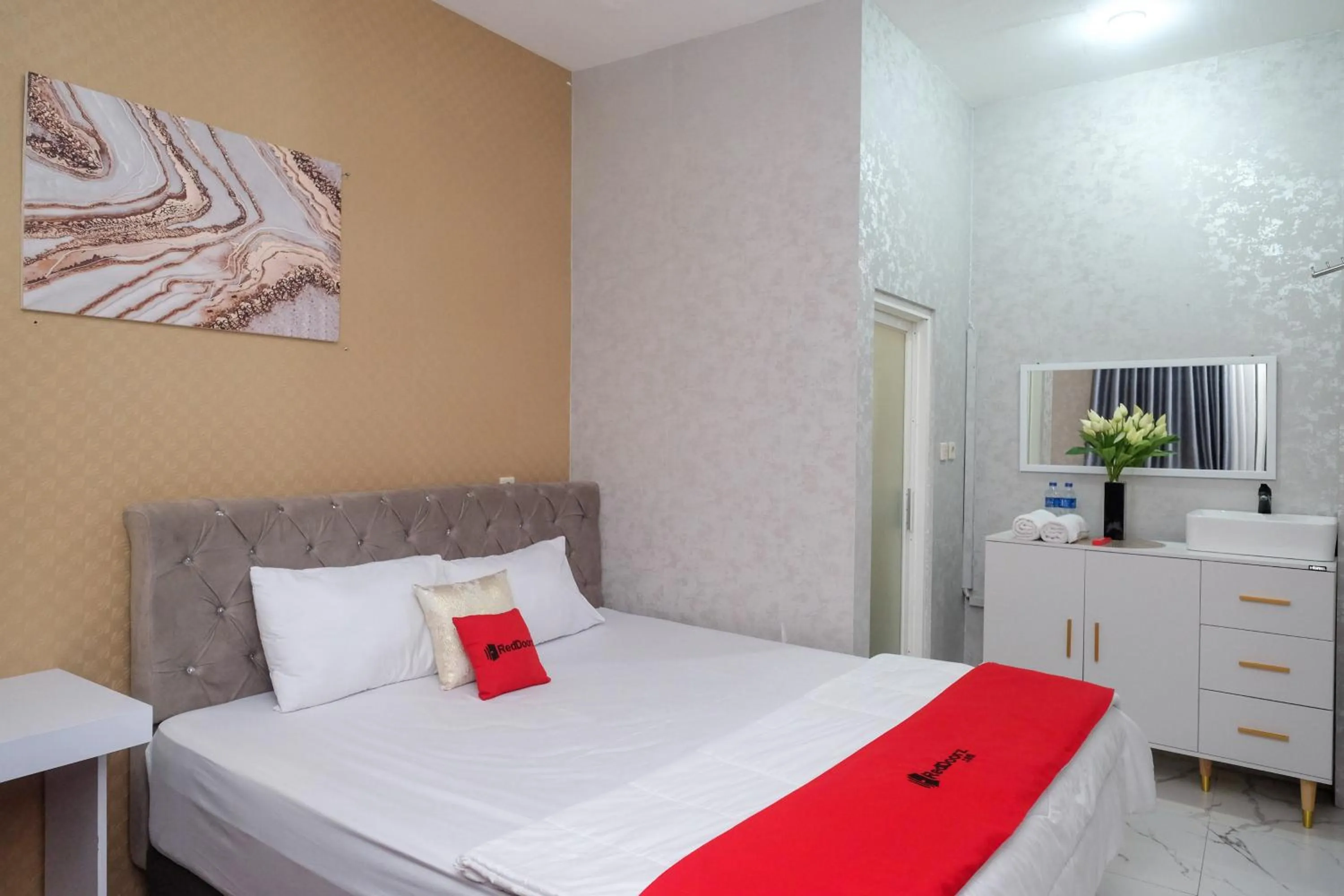 Bedroom, Bed in RedDoorz Syariah near Taruna Nusantara Magelang