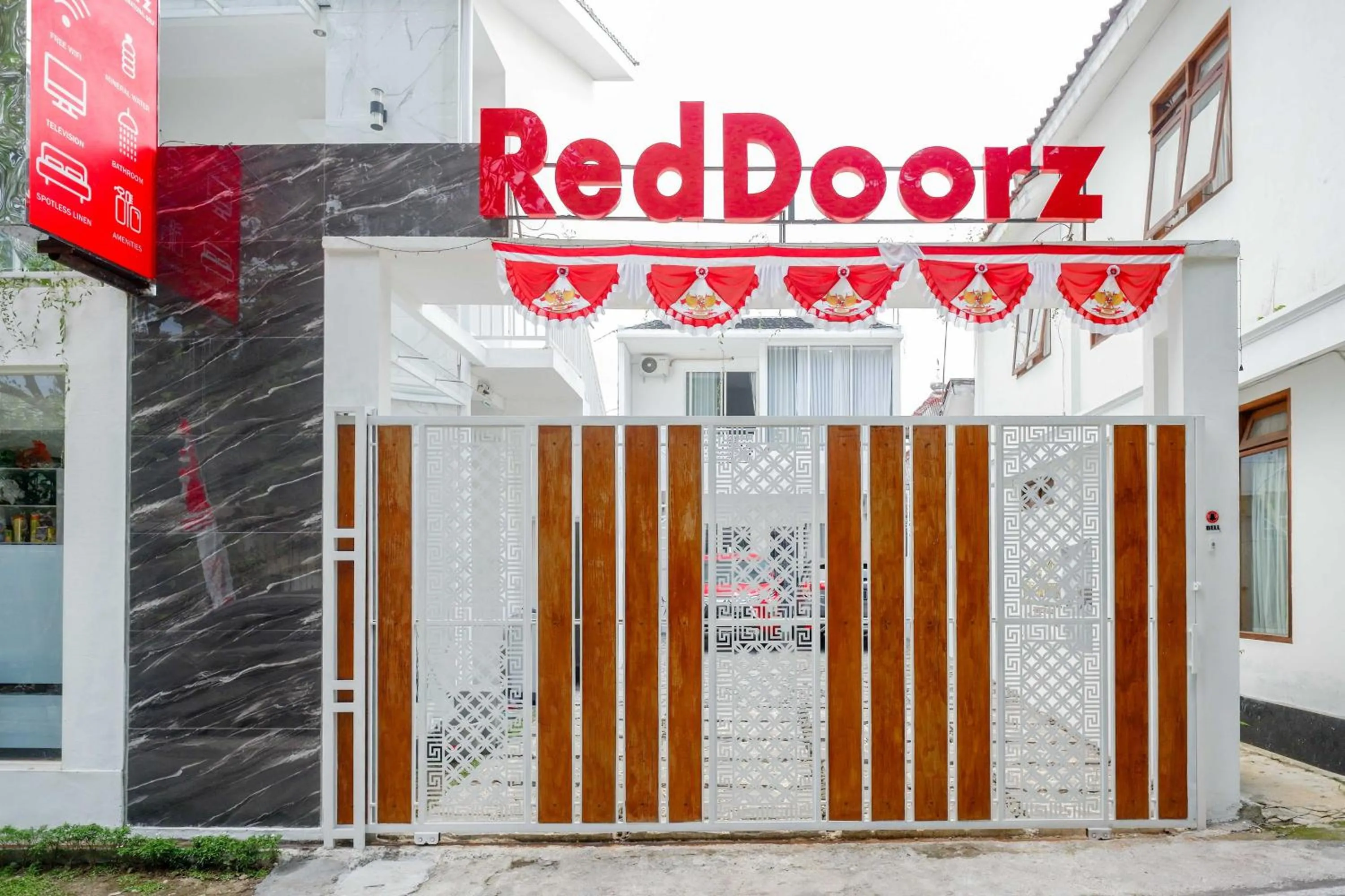 Property logo or sign in RedDoorz Syariah near Taruna Nusantara Magelang