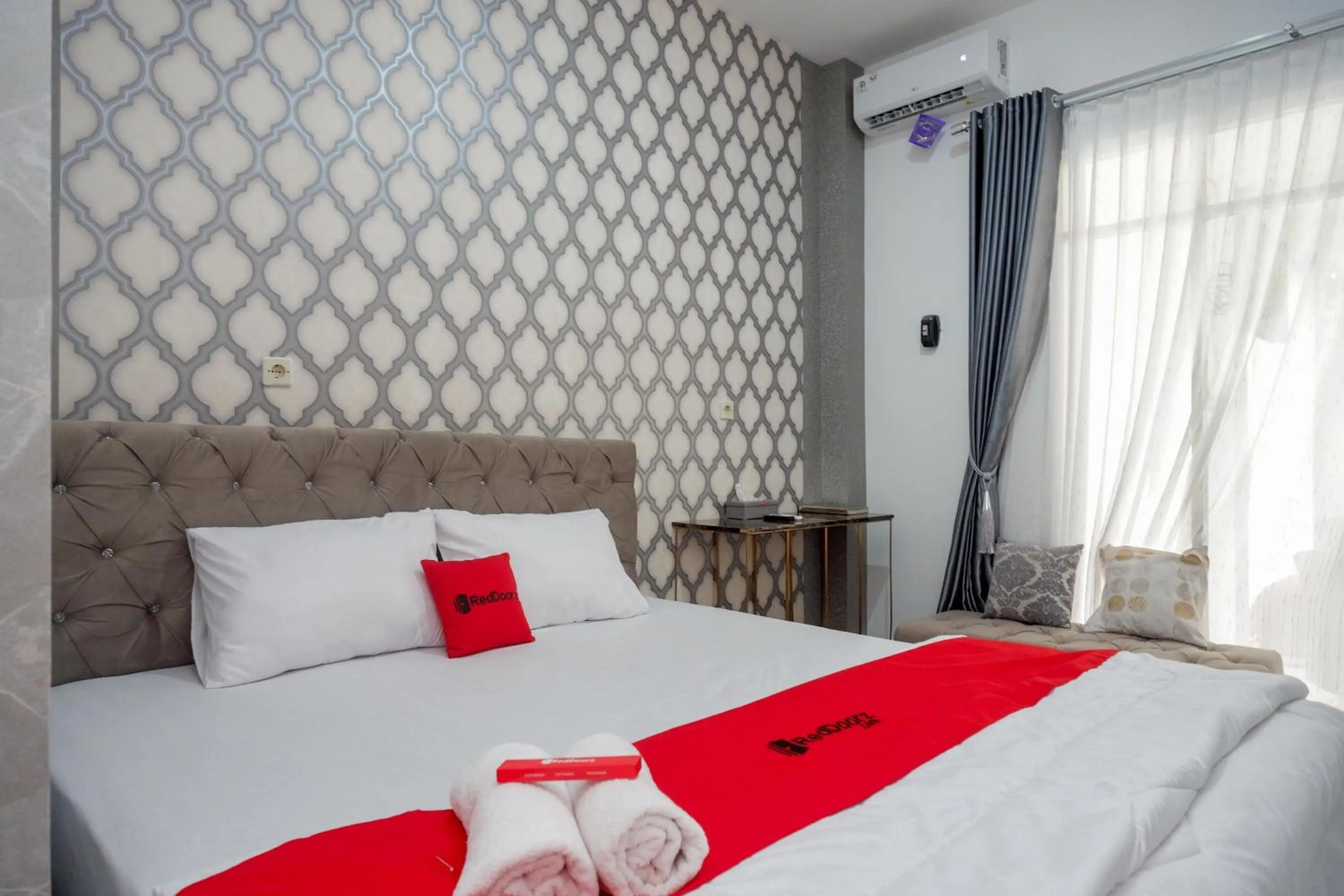 Bedroom, Bed in RedDoorz Syariah near Taruna Nusantara Magelang