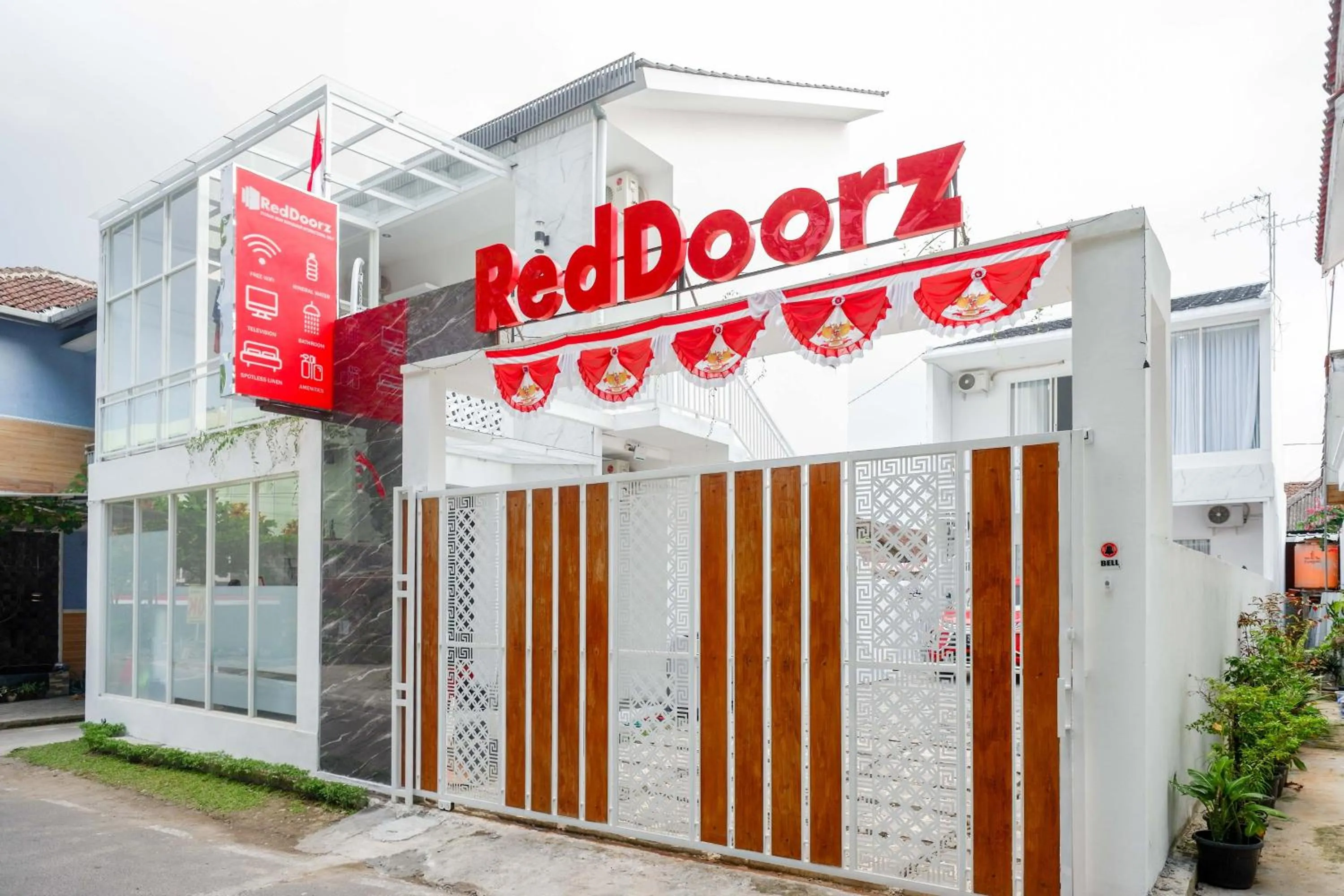 Property logo or sign in RedDoorz Syariah near Taruna Nusantara Magelang