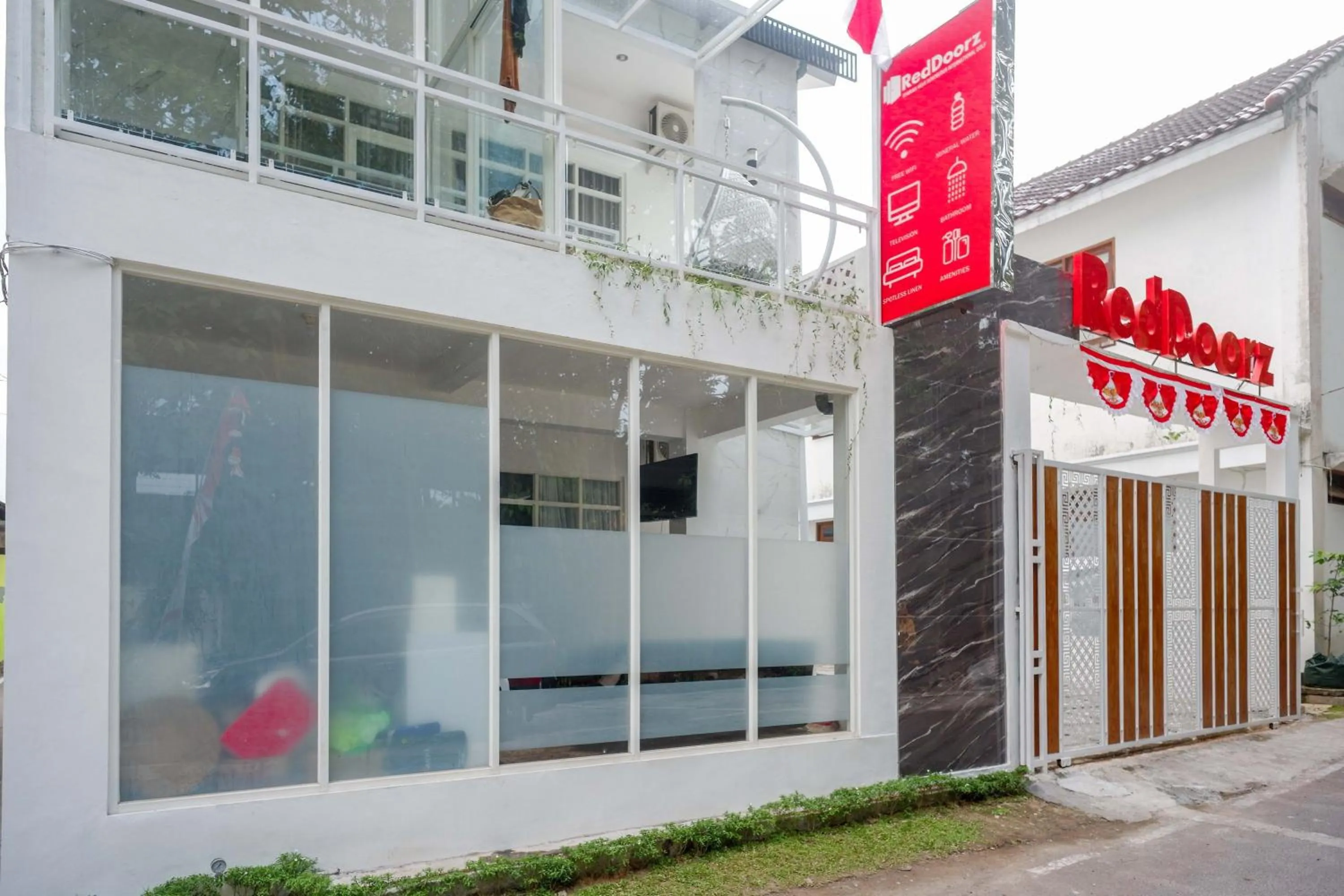 Property logo or sign in RedDoorz Syariah near Taruna Nusantara Magelang