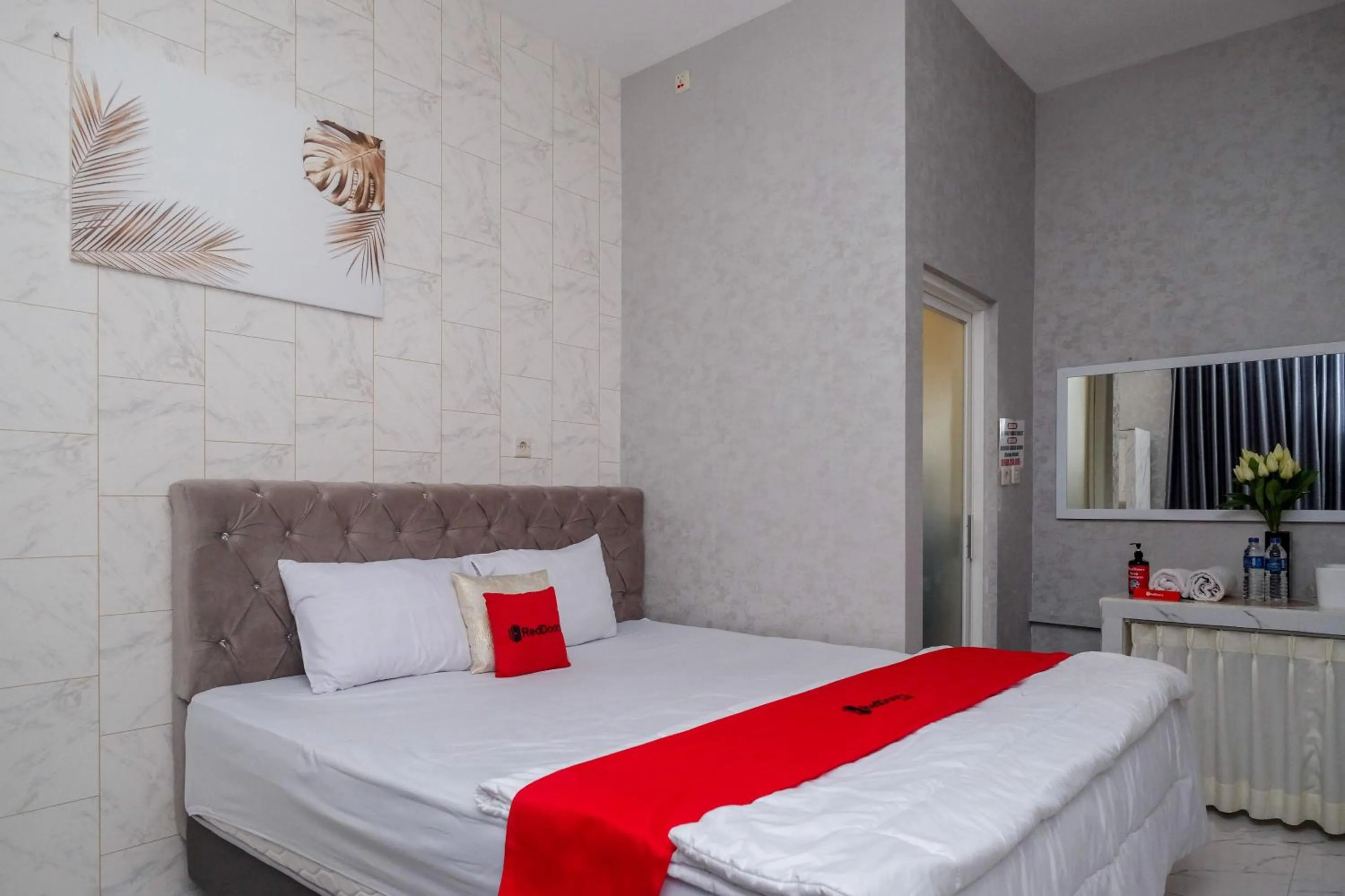 Bedroom, Bed in RedDoorz Syariah near Taruna Nusantara Magelang