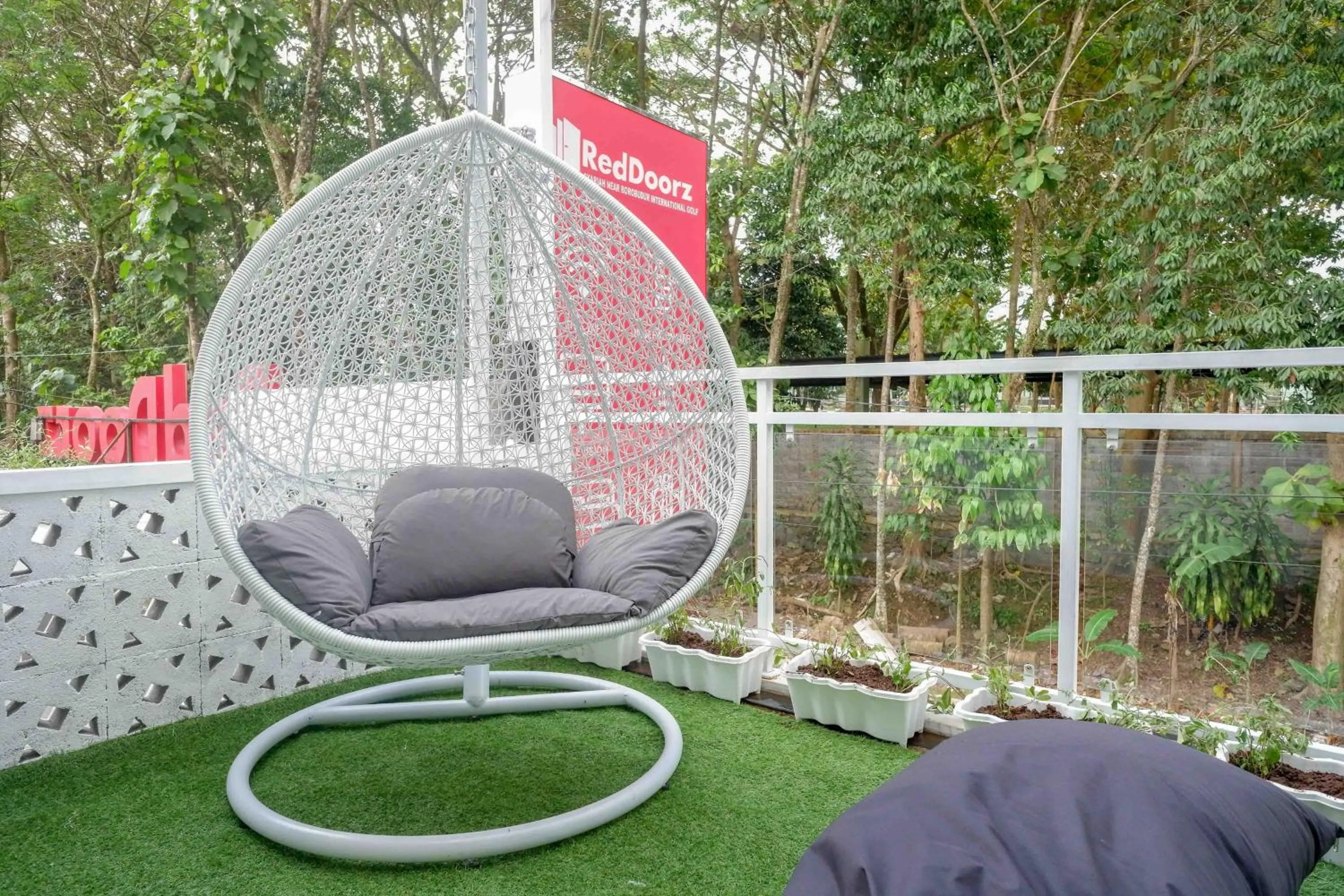Seating area in RedDoorz Syariah near Taruna Nusantara Magelang
