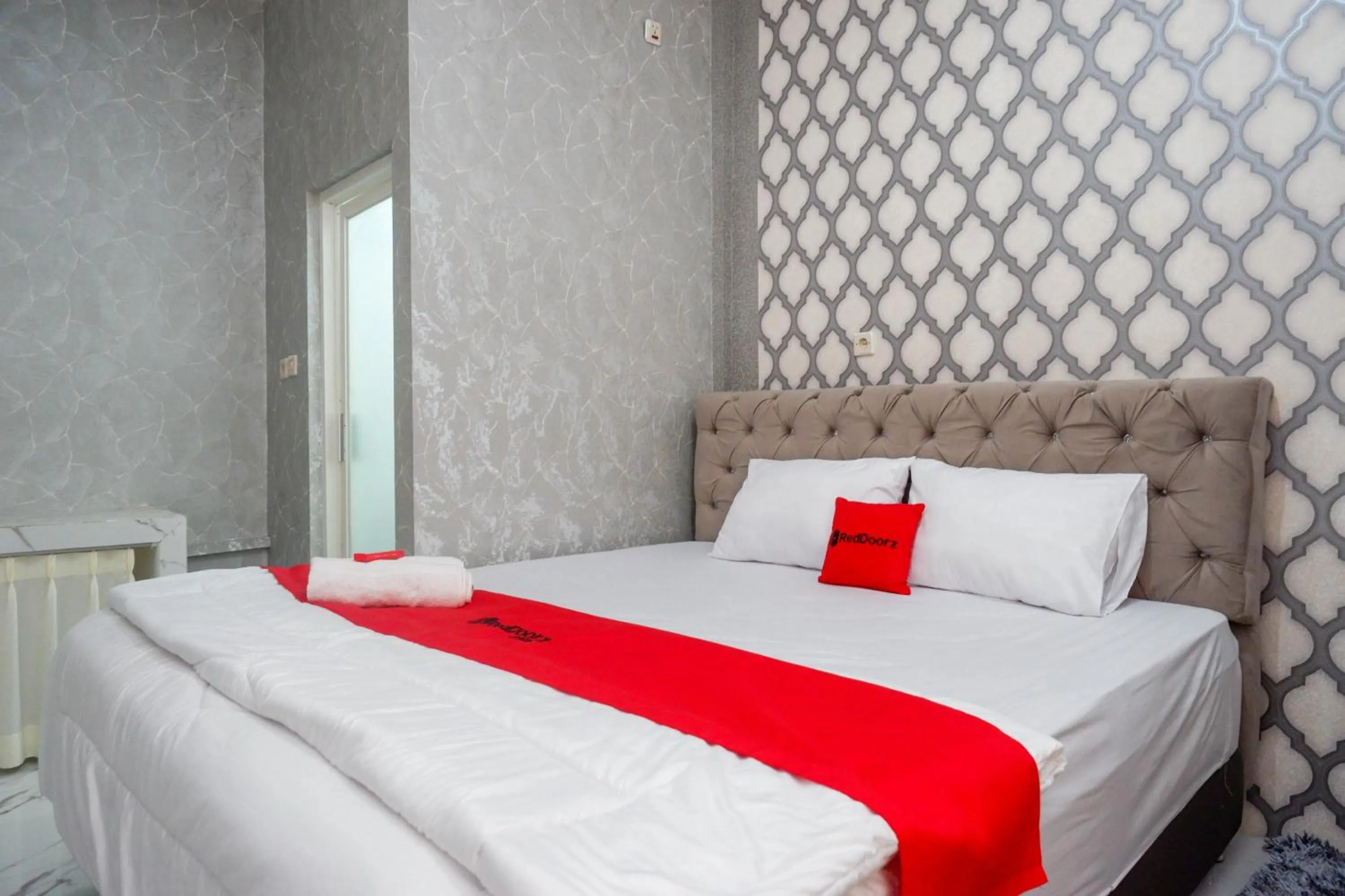 Bedroom, Bed in RedDoorz Syariah near Taruna Nusantara Magelang