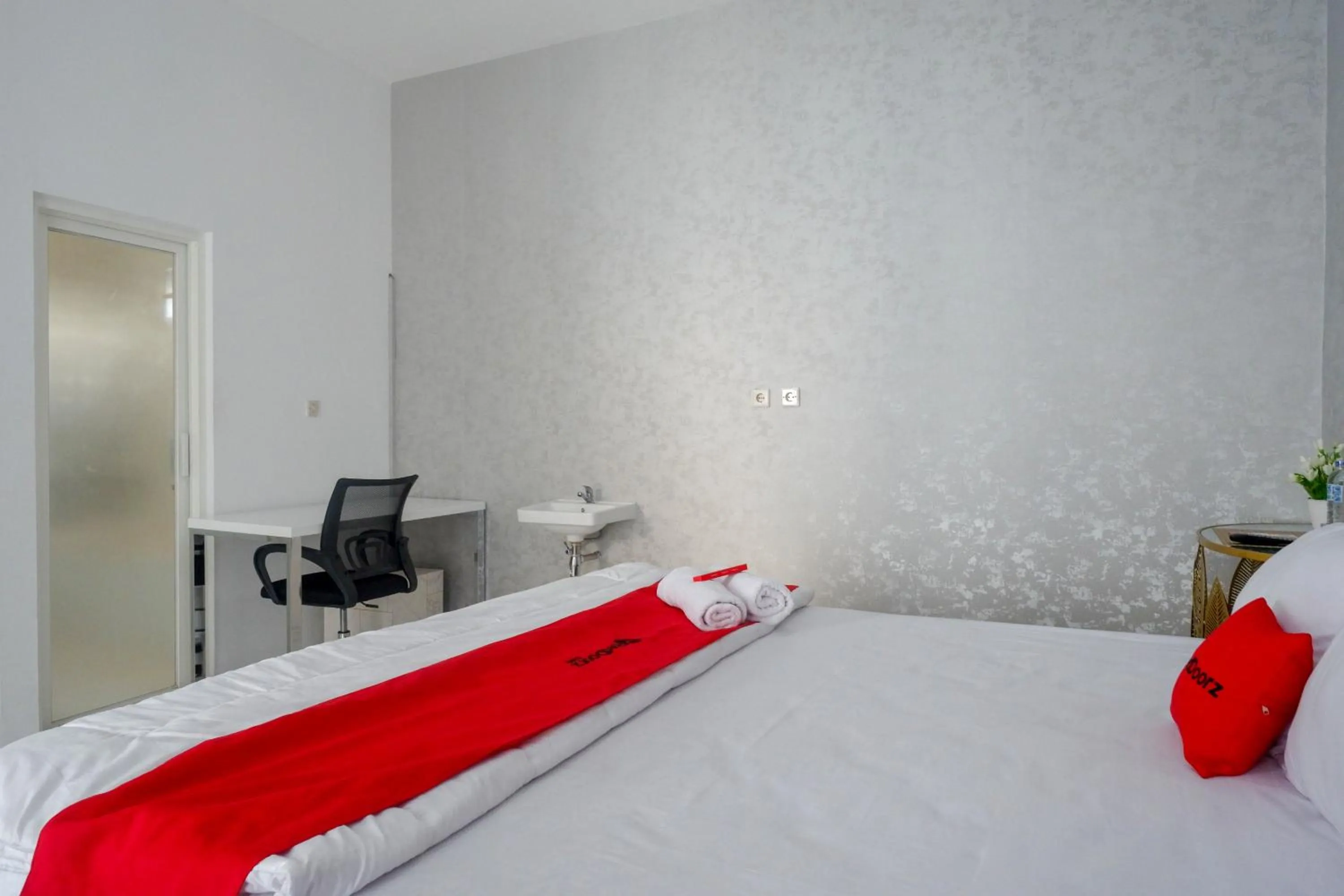 Bedroom, Bed in RedDoorz Syariah near Taruna Nusantara Magelang