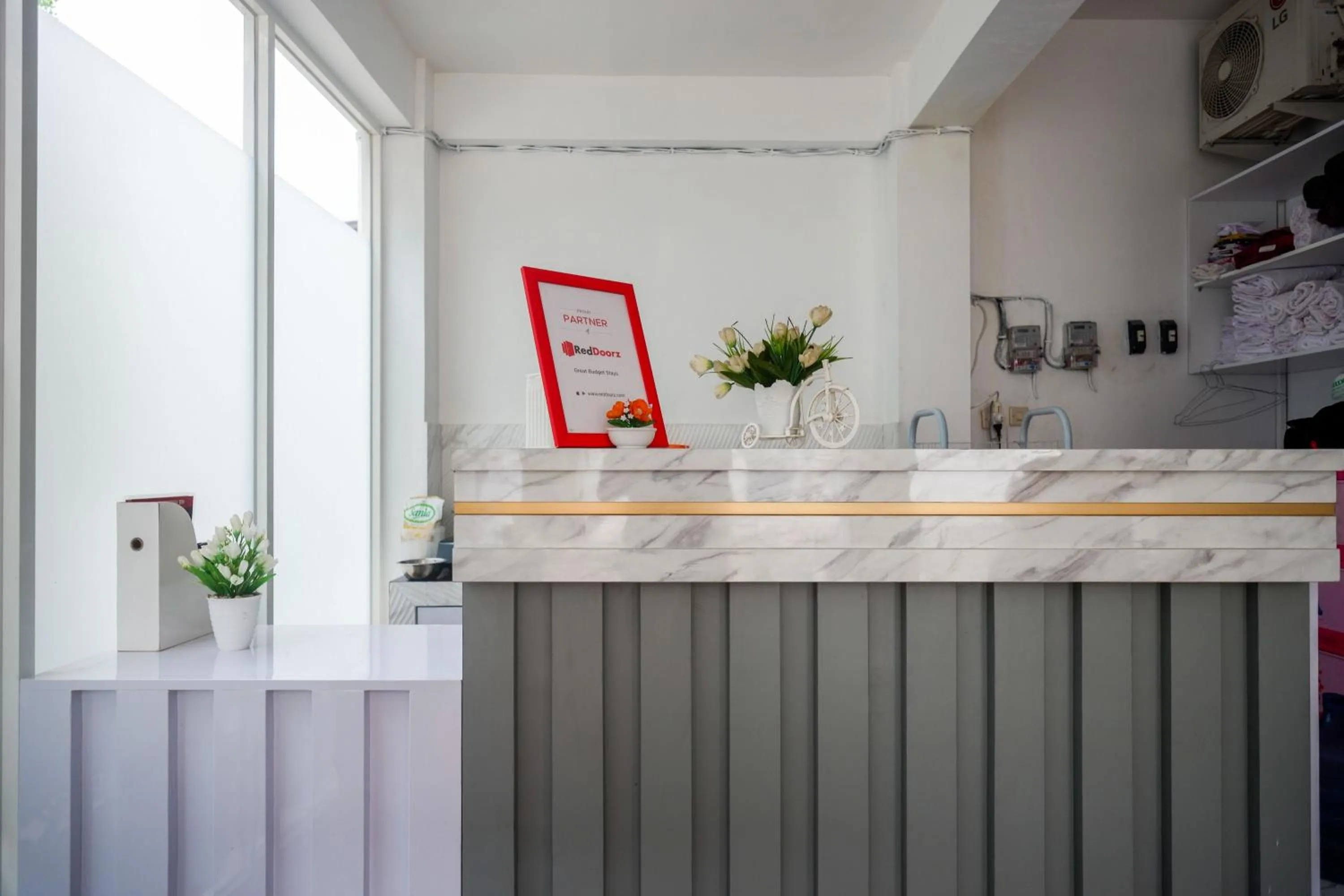 Lobby or reception in RedDoorz Syariah near Taruna Nusantara Magelang