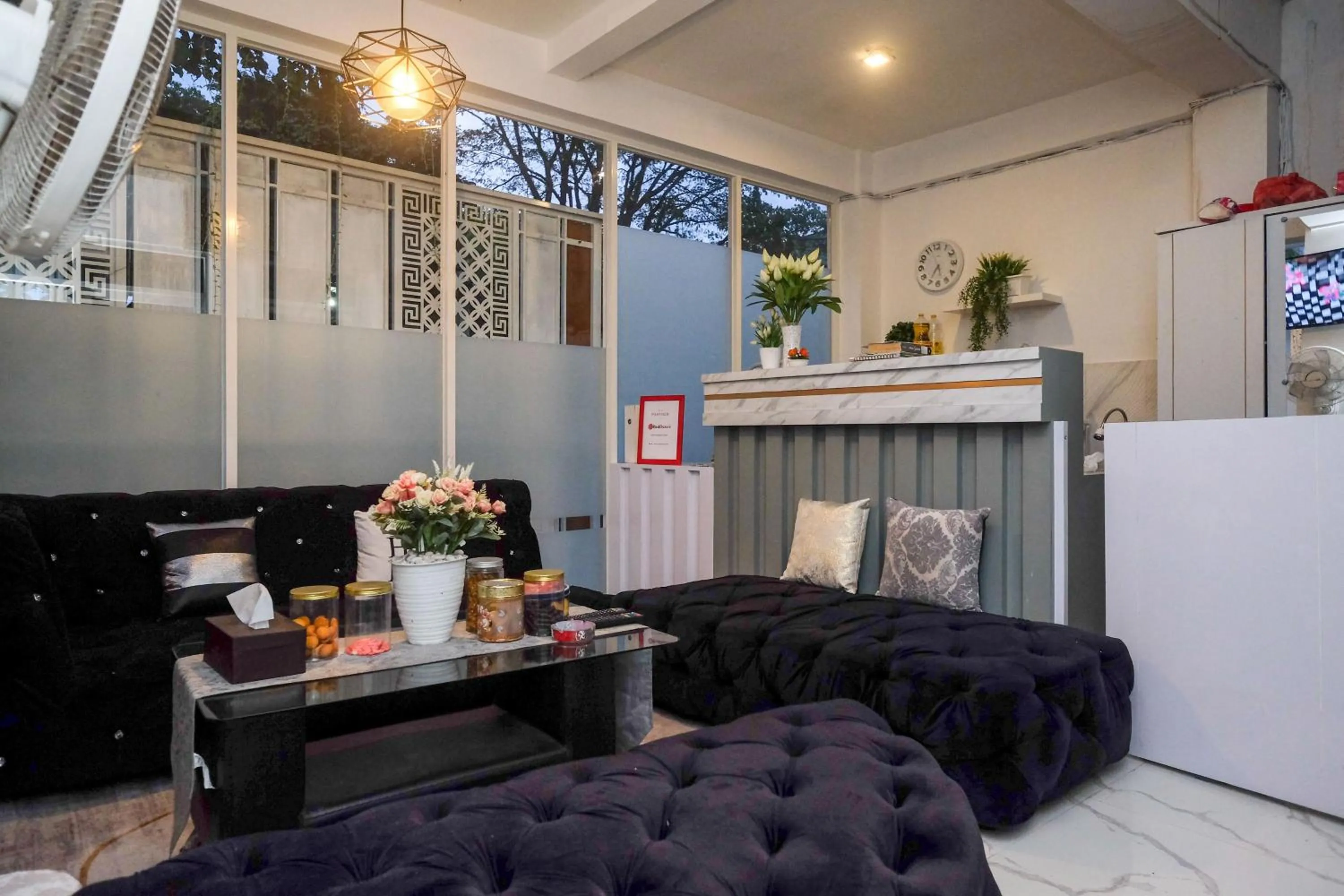 Lobby or reception in RedDoorz Syariah near Taruna Nusantara Magelang