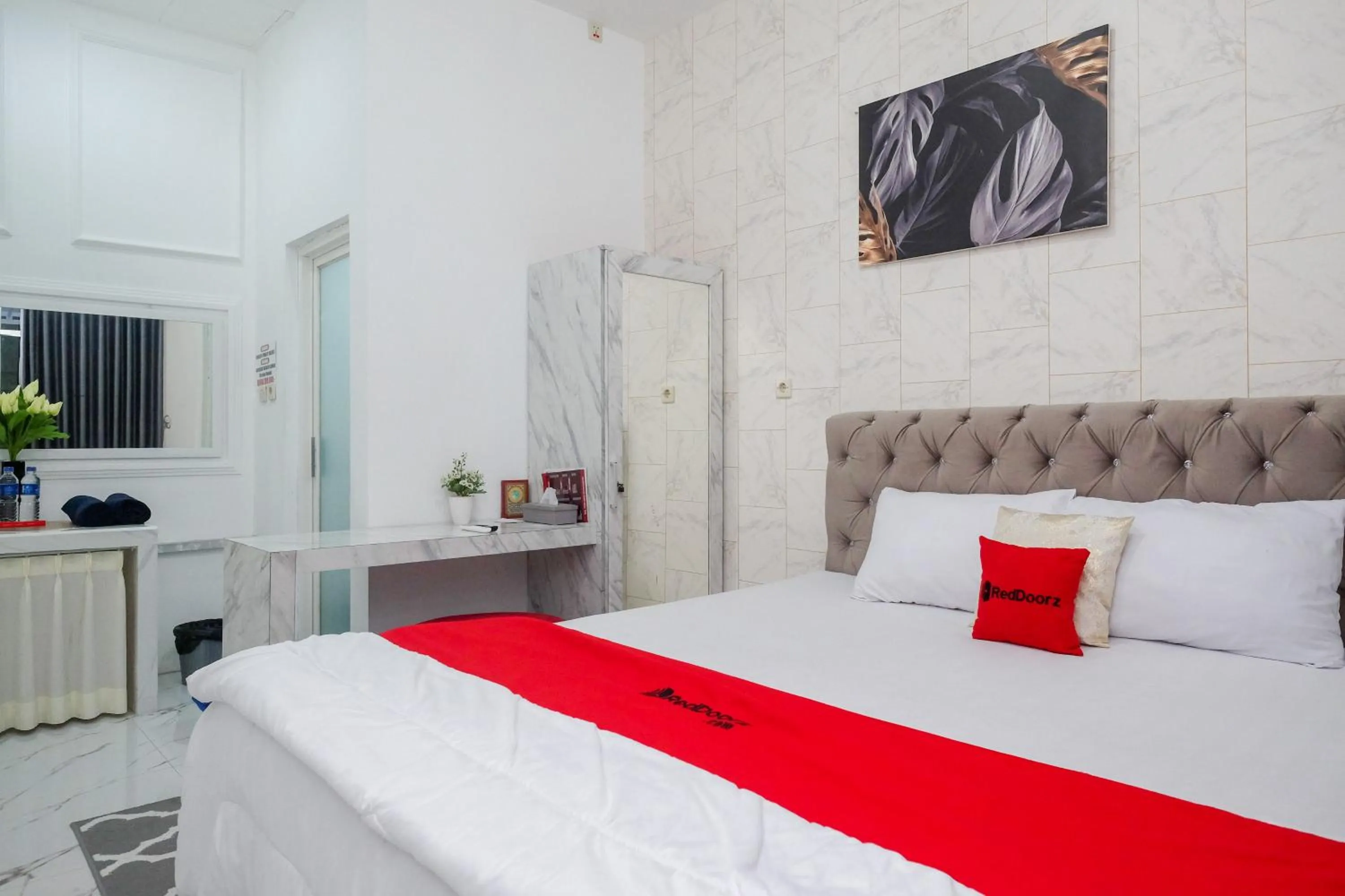 Bedroom, Bed in RedDoorz Syariah near Taruna Nusantara Magelang