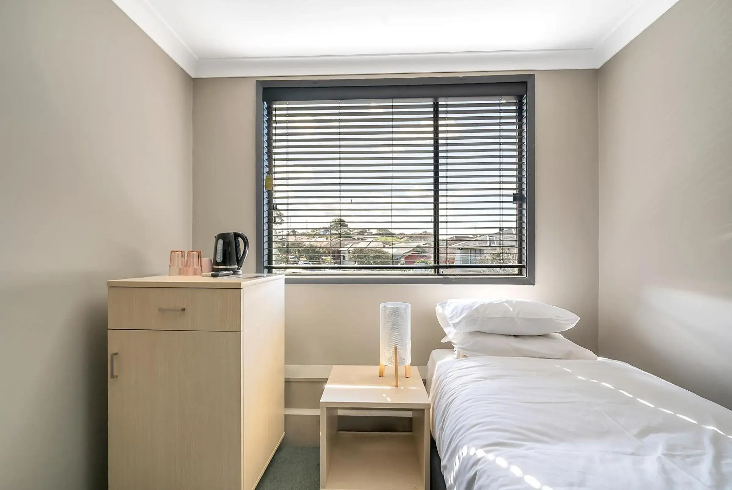 Single Room with Shared Bathroom - single occupancy in Illinois Hotel Single Room with Shared Bathroom - single occupancy in Illinois Hotel