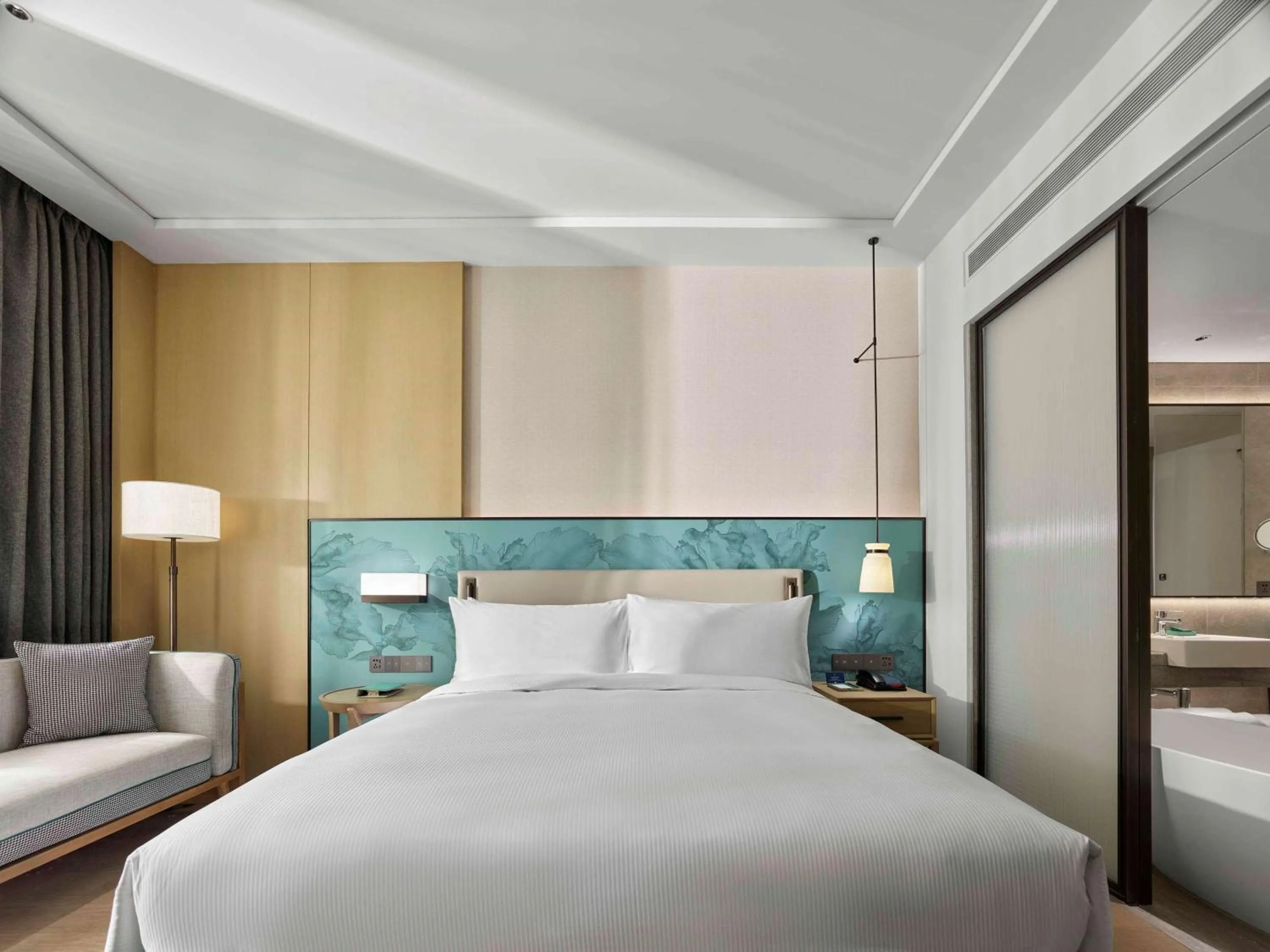 Bathroom, Bed in Doubletree By Hilton Taizhou Shenxianju