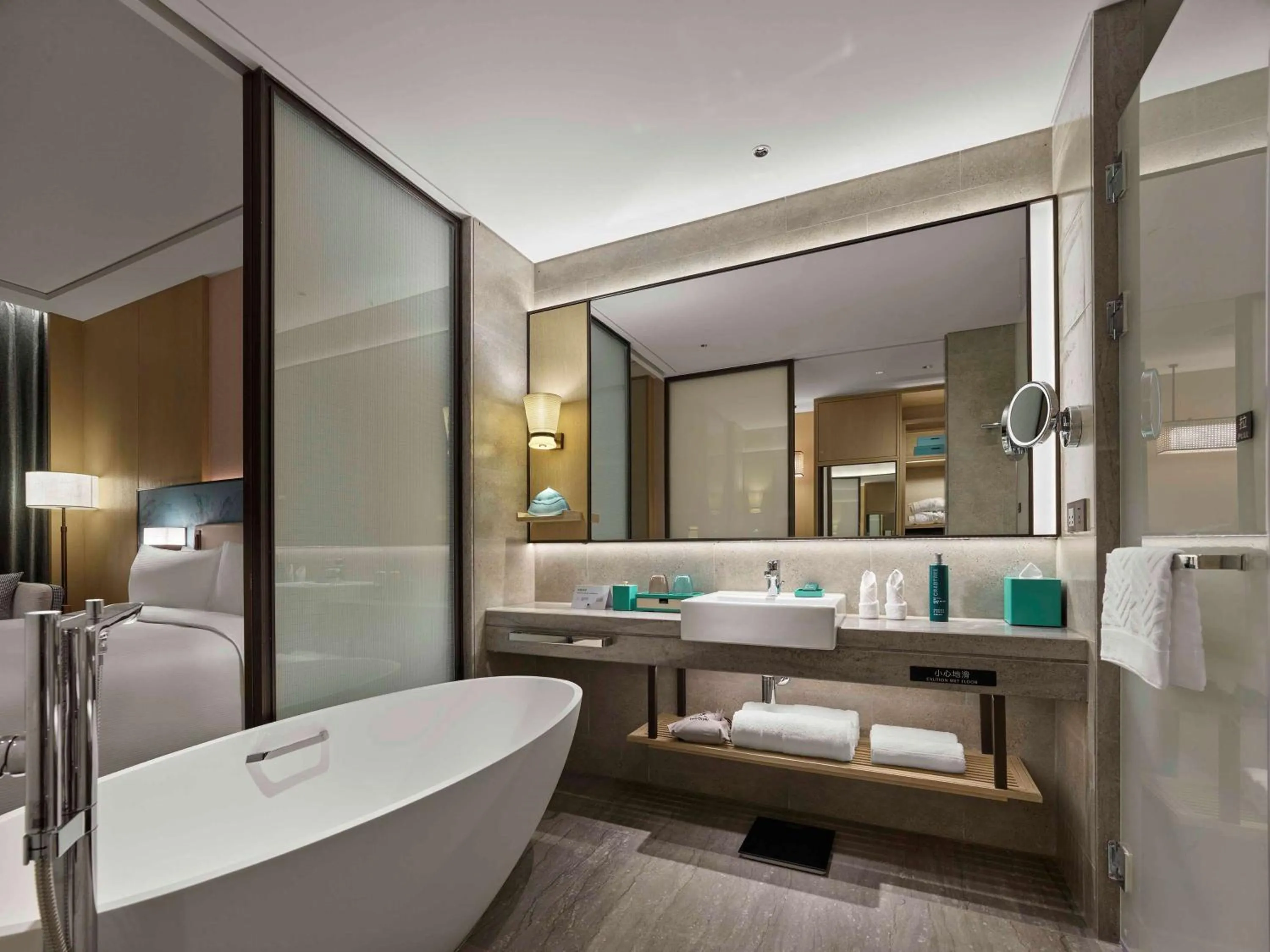 Bathroom, Bed in Doubletree By Hilton Taizhou Shenxianju