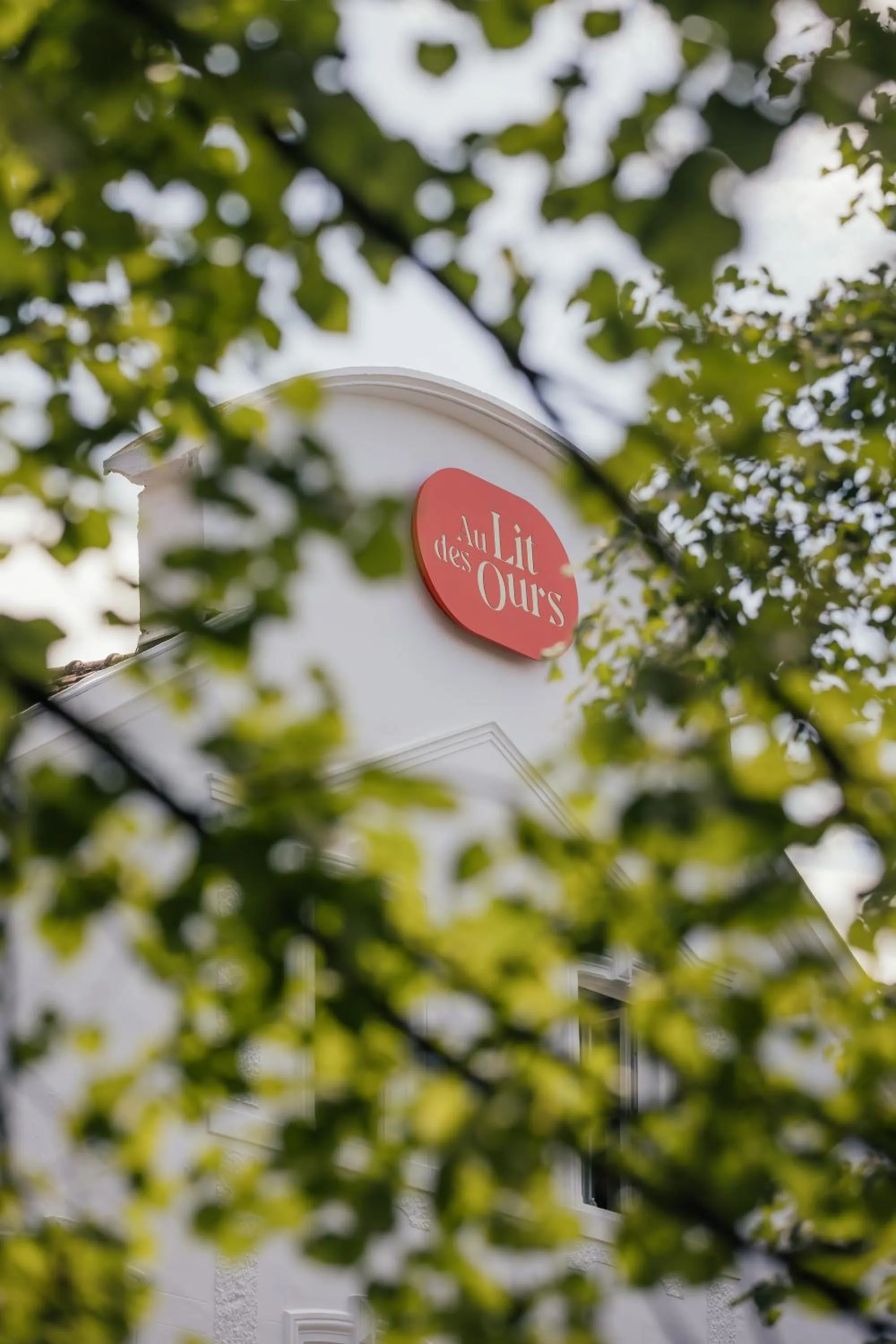 Property logo or sign in Hotel Au lit des ours