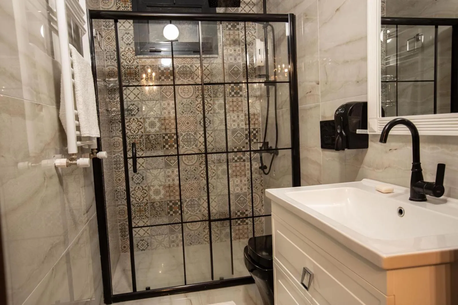 POISON GARDEN SUİTE