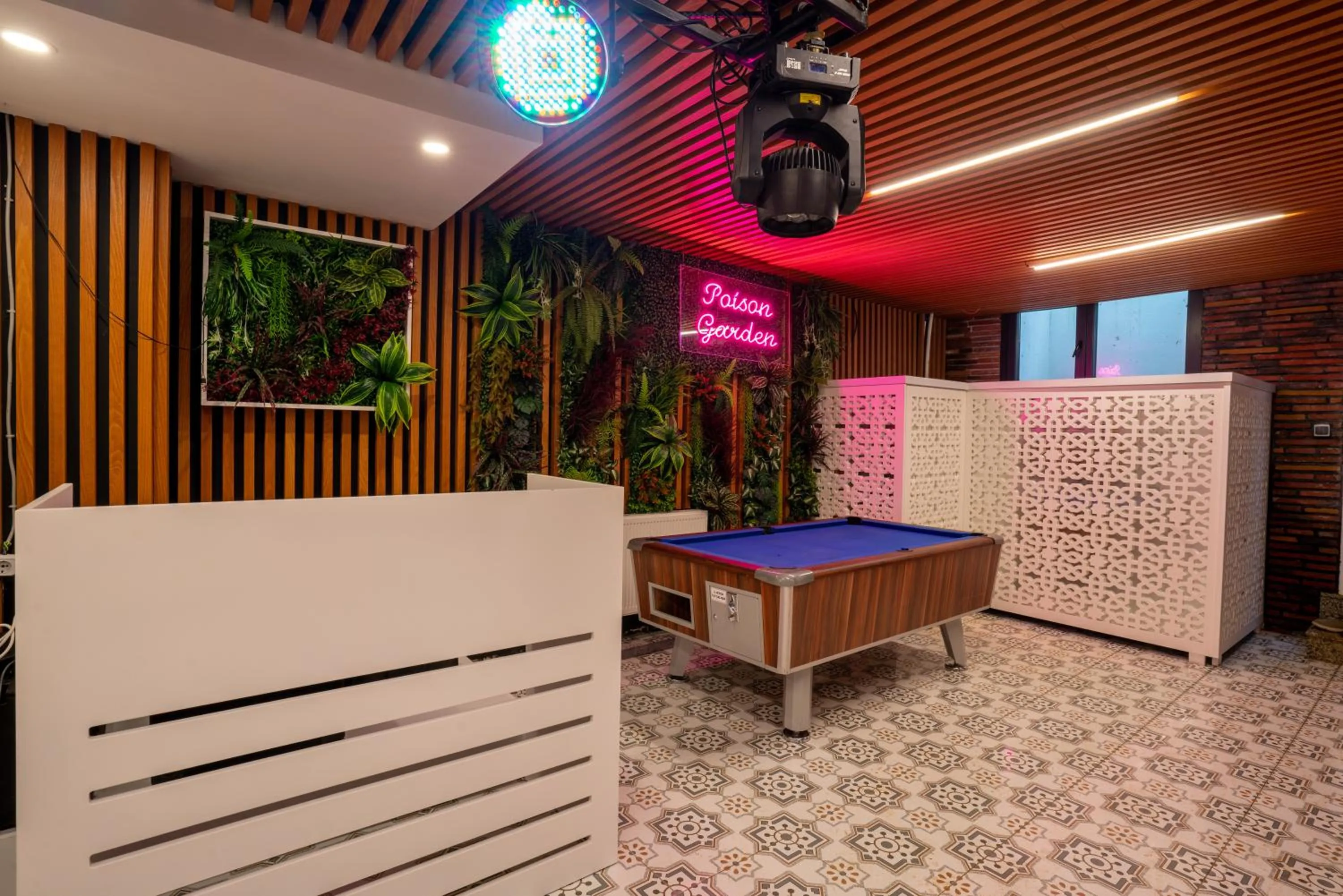 POISON GARDEN SUİTE