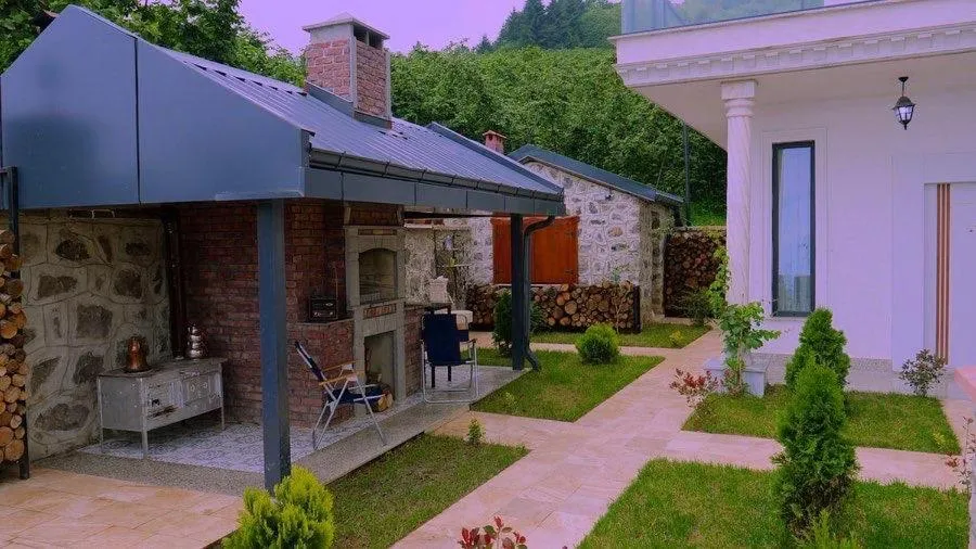 Spring in POISON GARDEN SUİTE