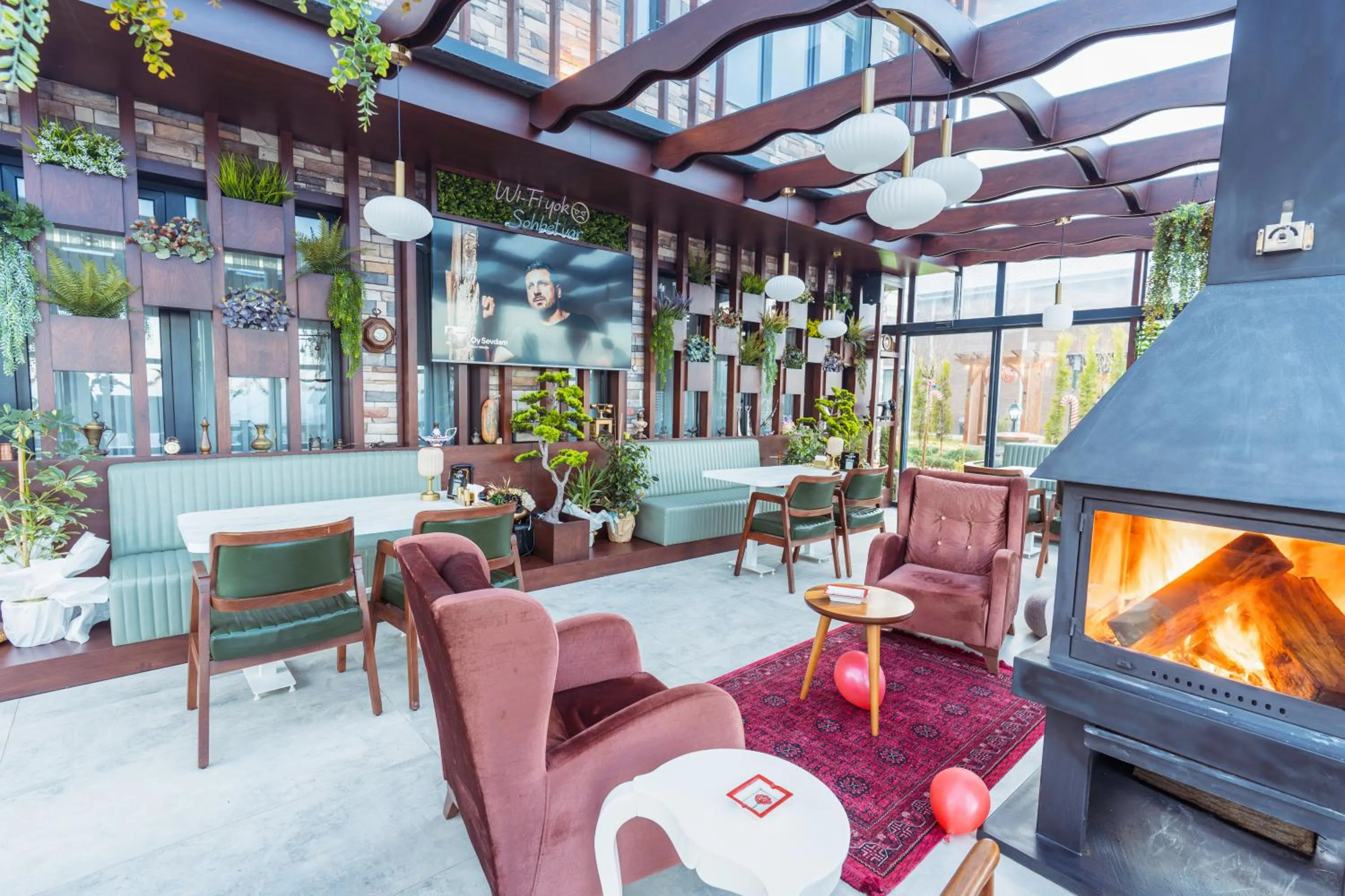 Seating area in POISON GARDEN SUİTE