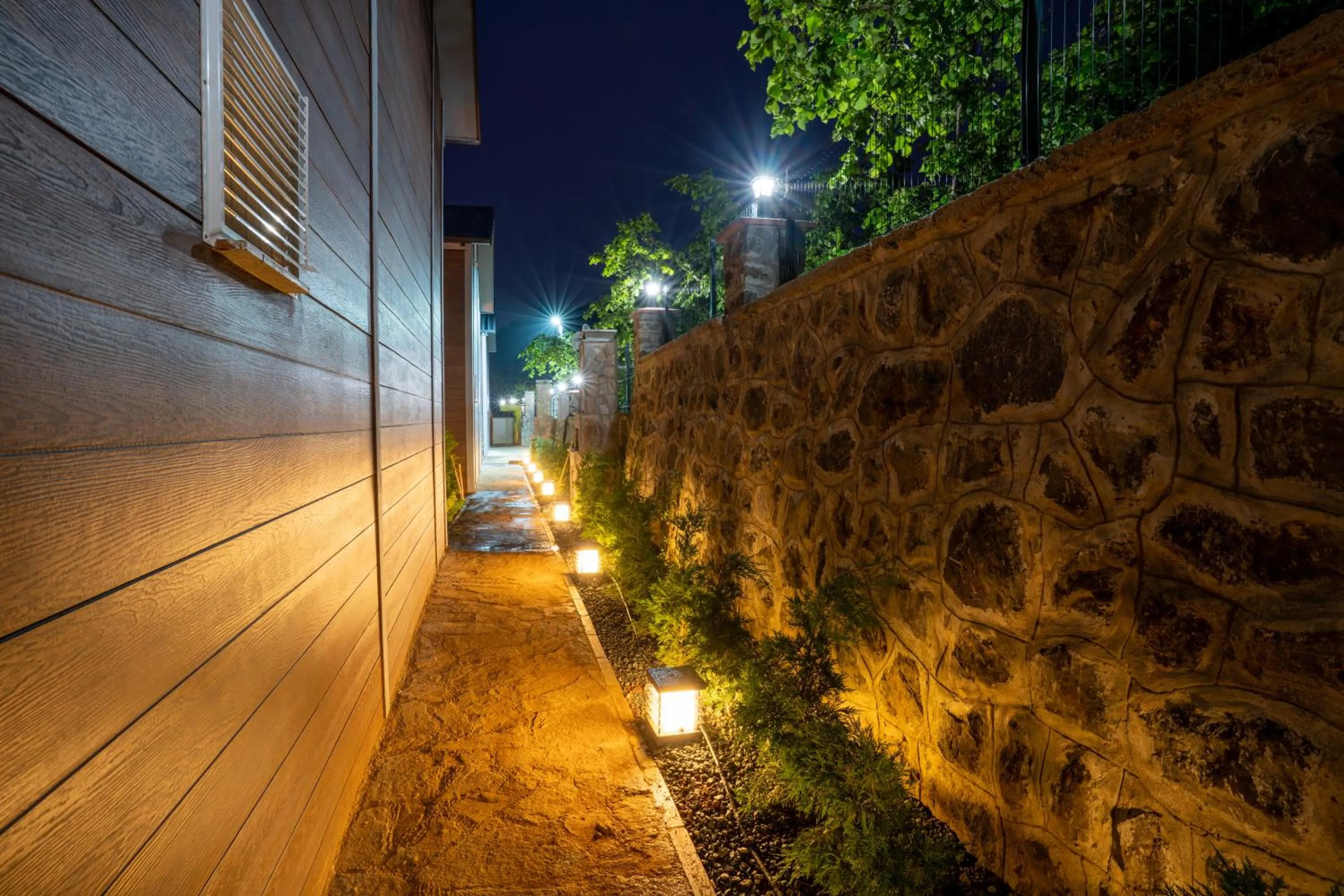 POISON GARDEN SUİTE