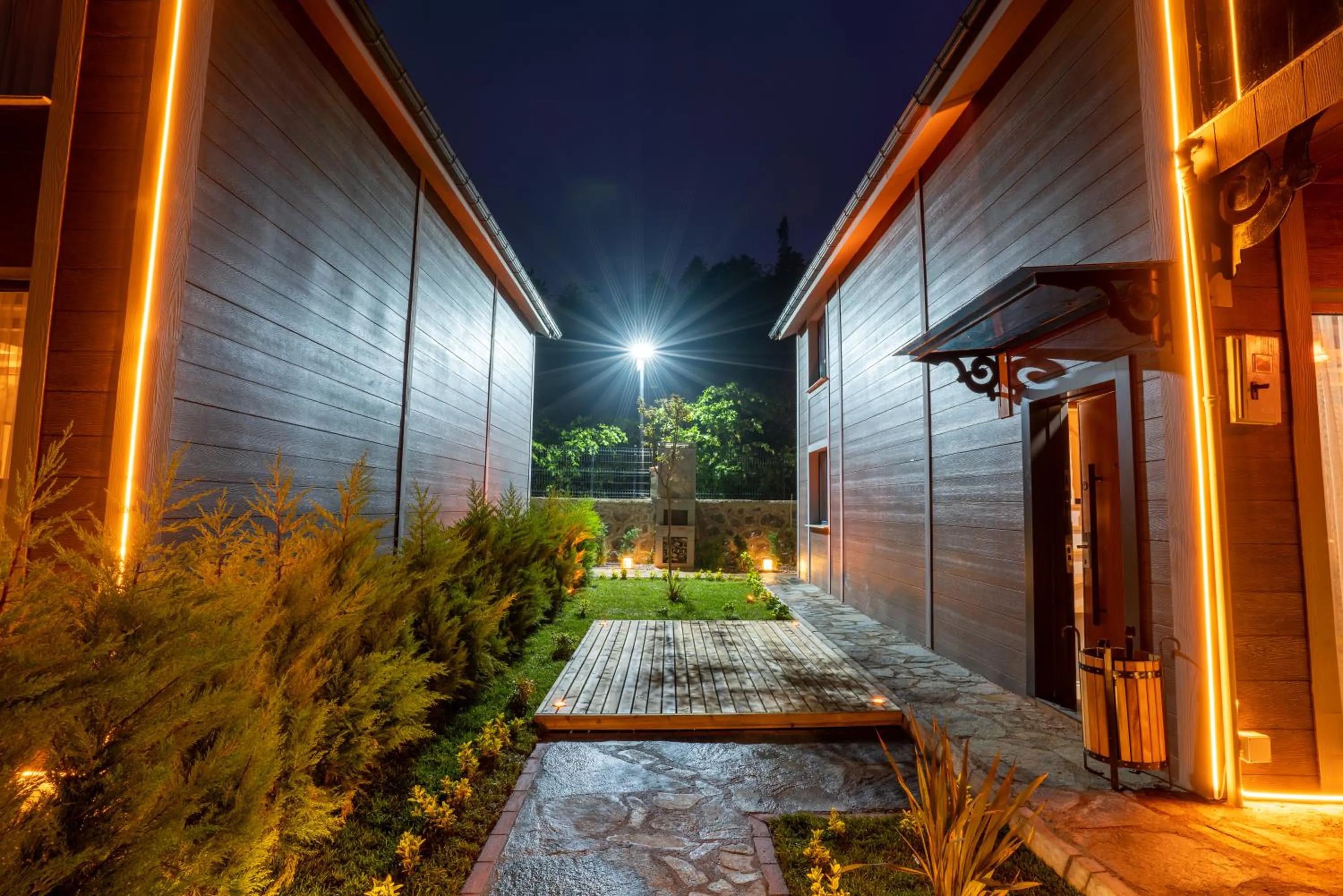 POISON GARDEN SUİTE