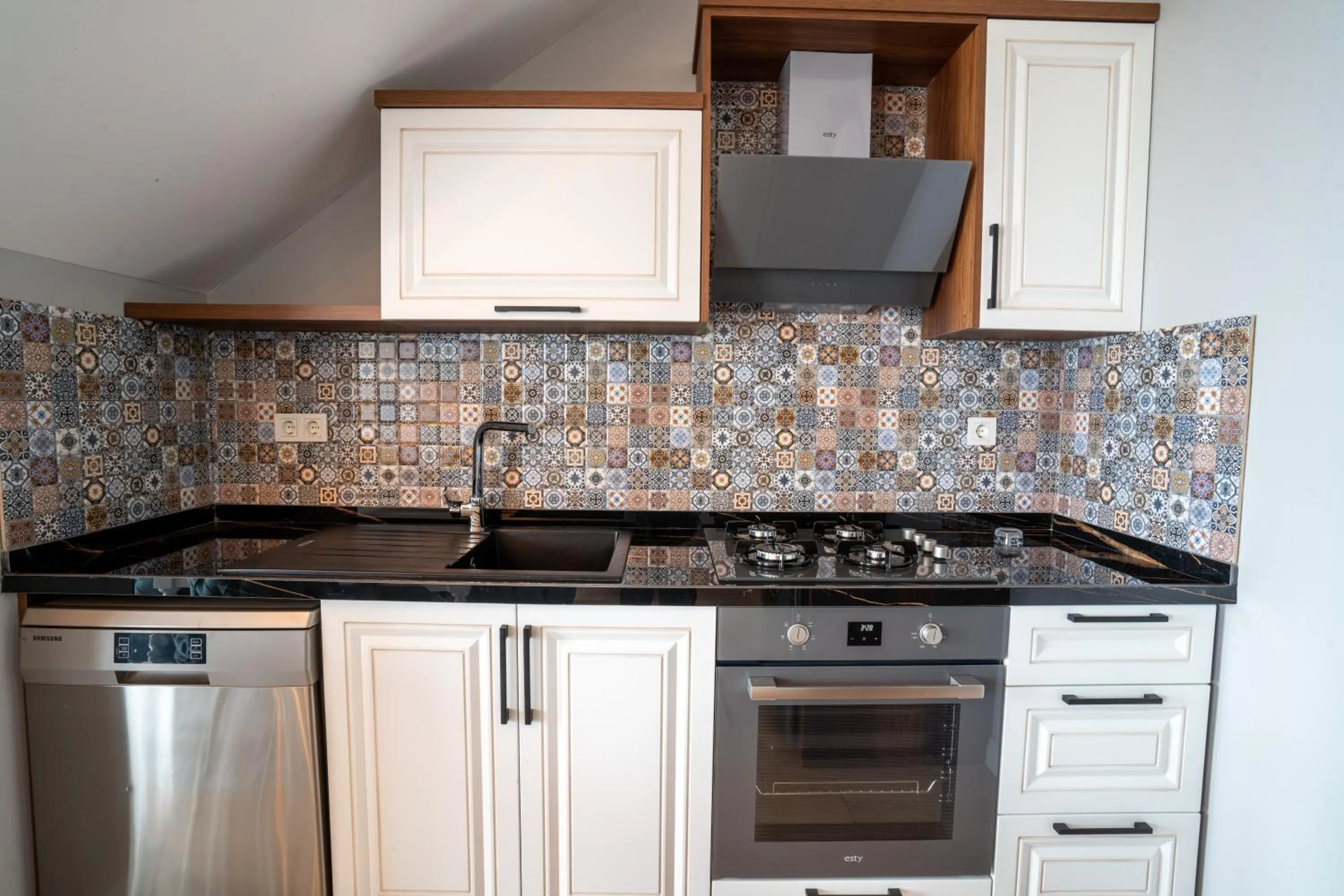 POISON GARDEN SUİTE