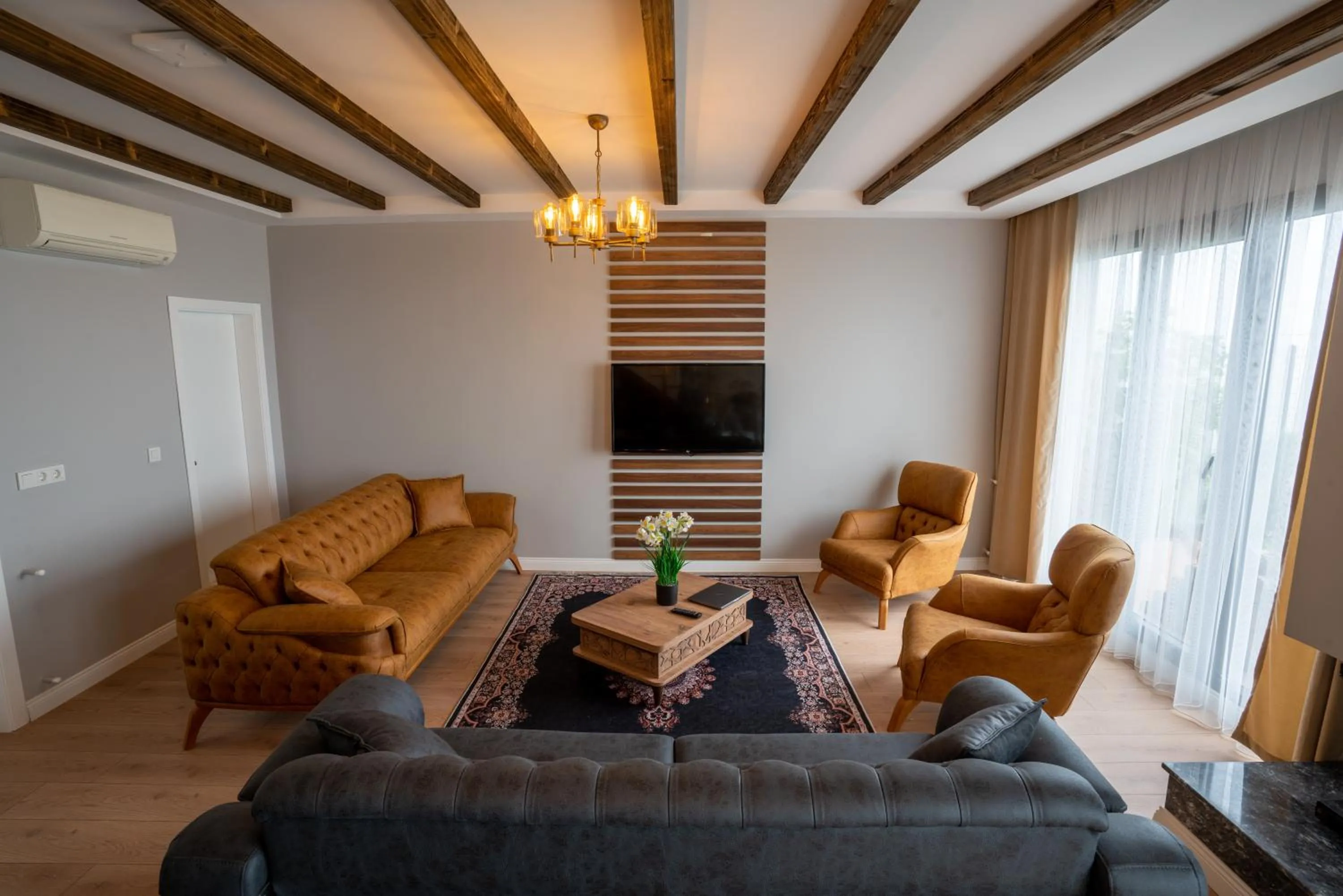 POISON GARDEN SUİTE