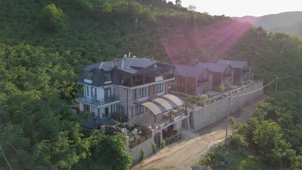 POISON GARDEN SUİTE