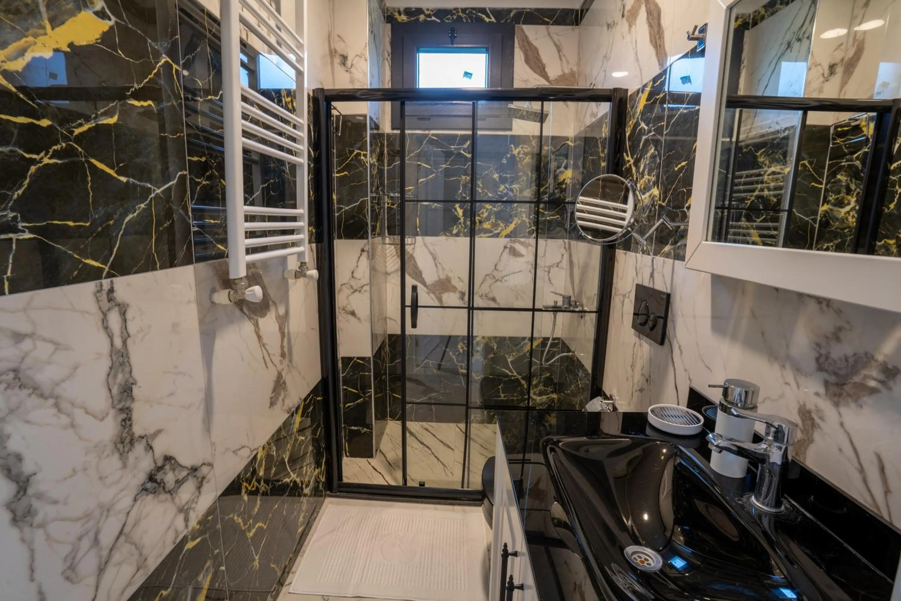 POISON GARDEN SUİTE