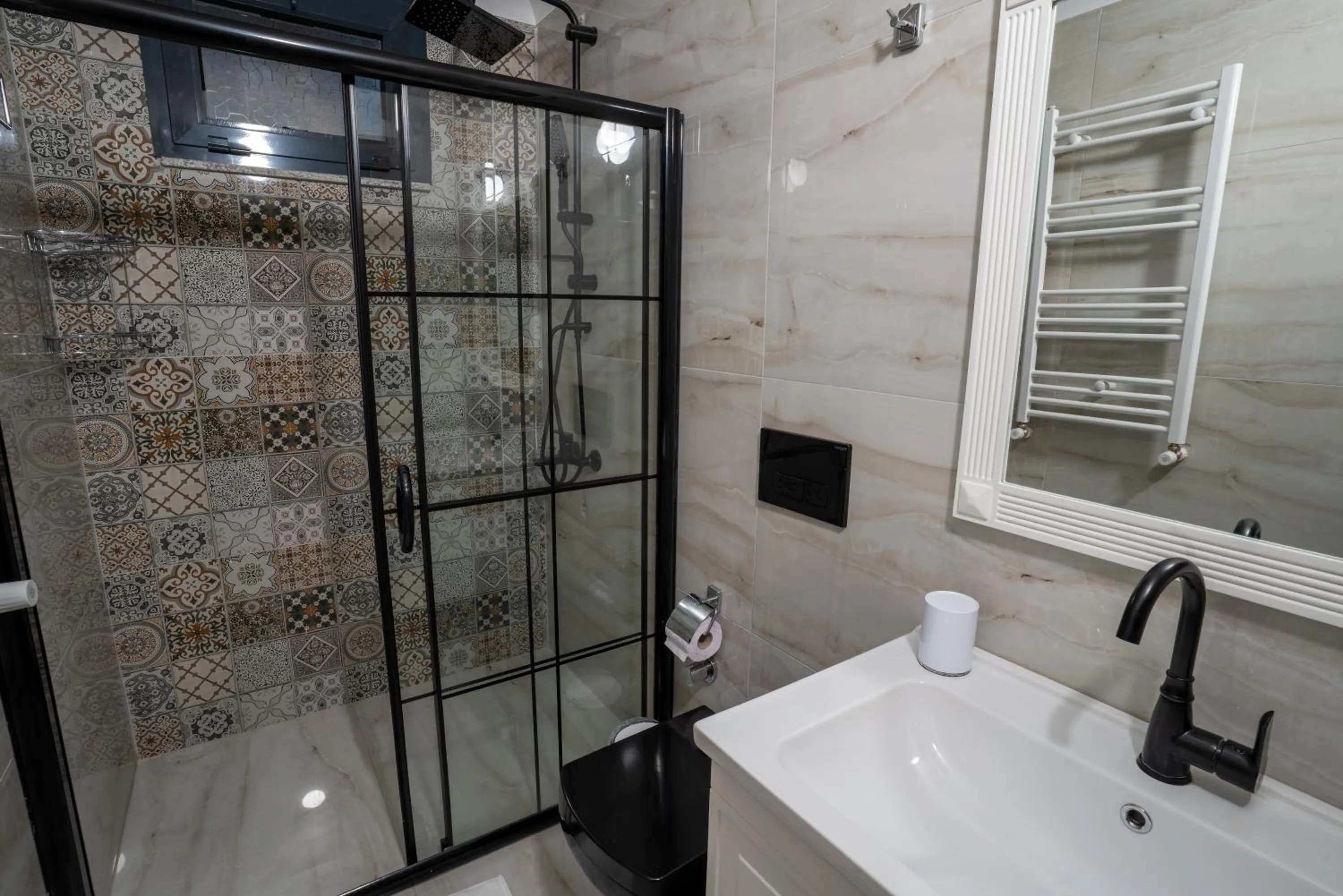 POISON GARDEN SUİTE