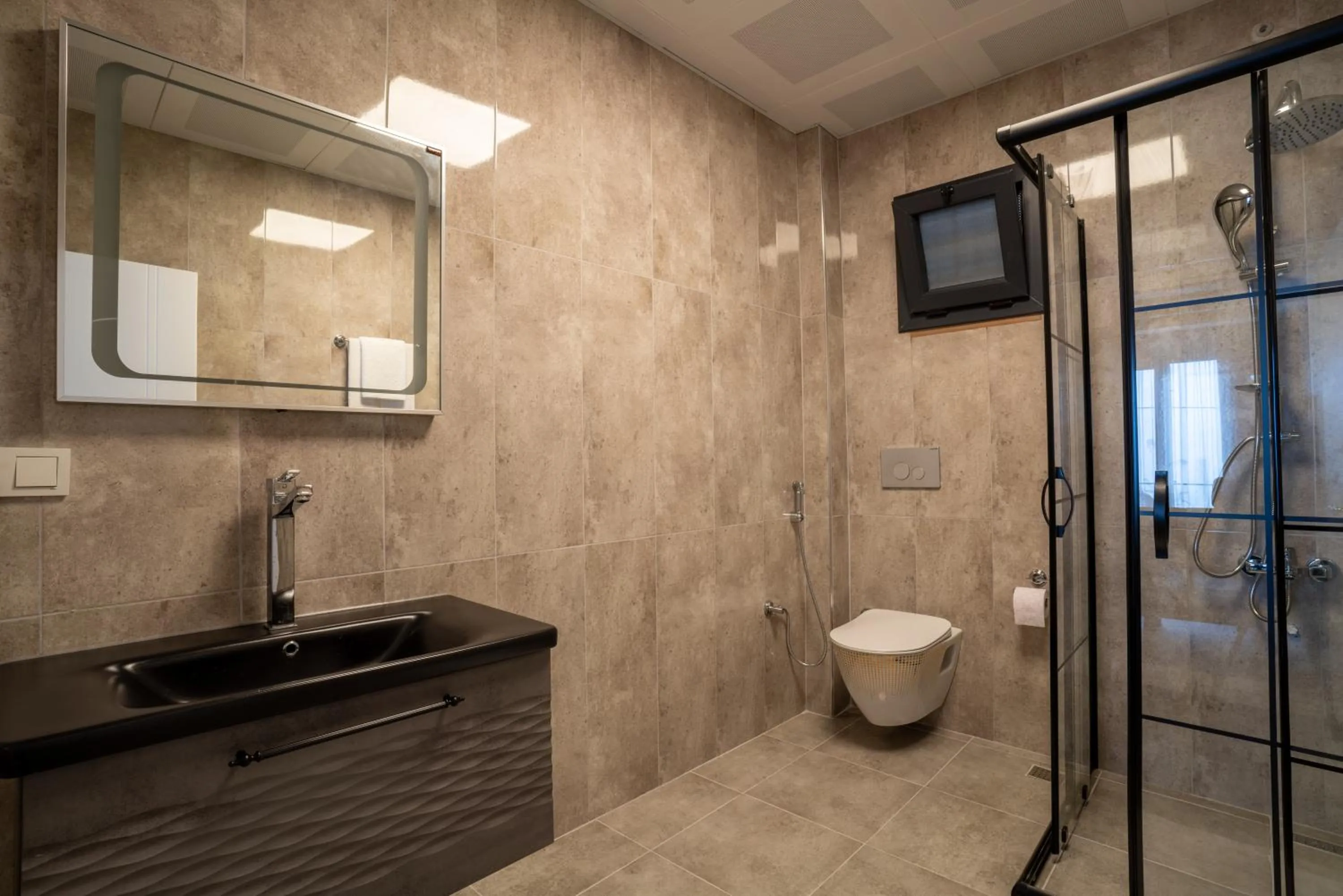 POISON GARDEN SUİTE