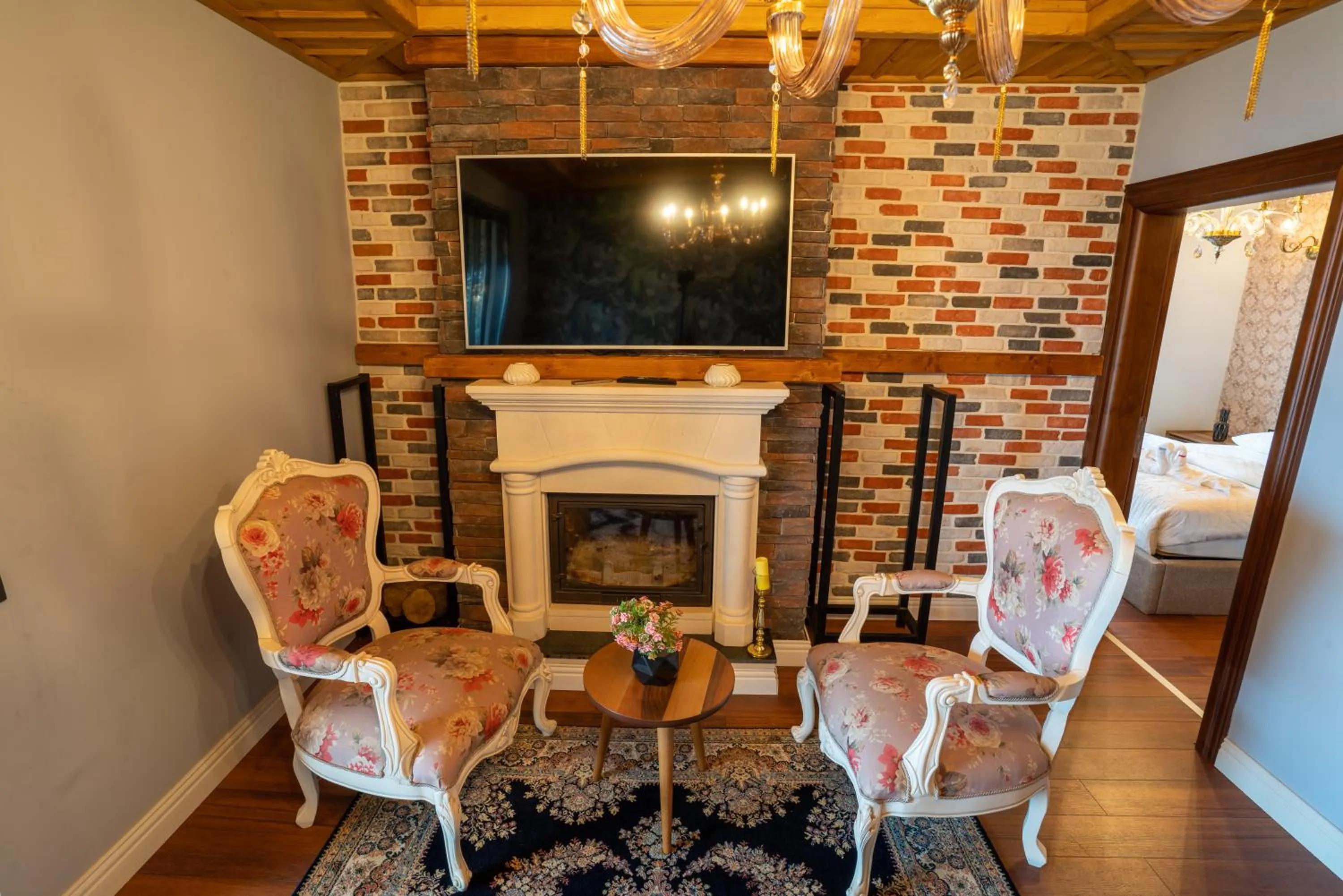 flat iron in POISON GARDEN SUİTE