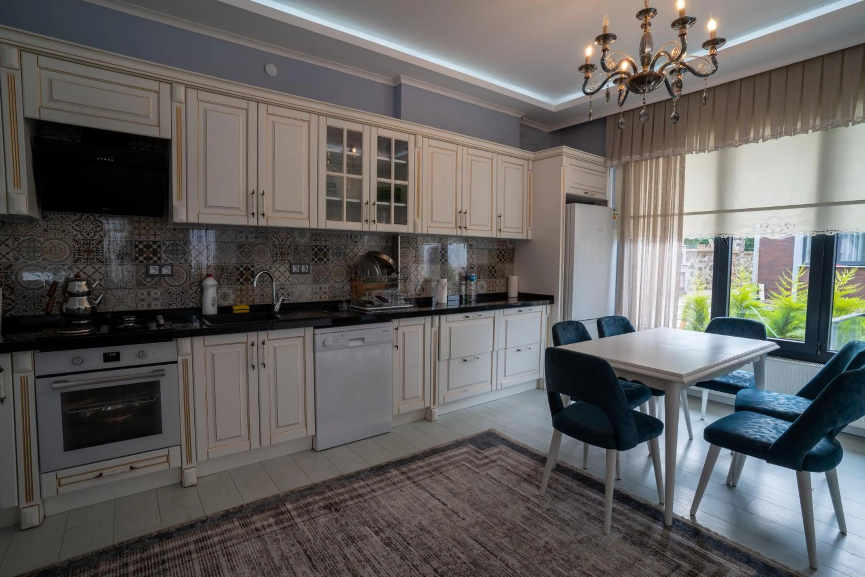 Dining area in POISON GARDEN SUİTE