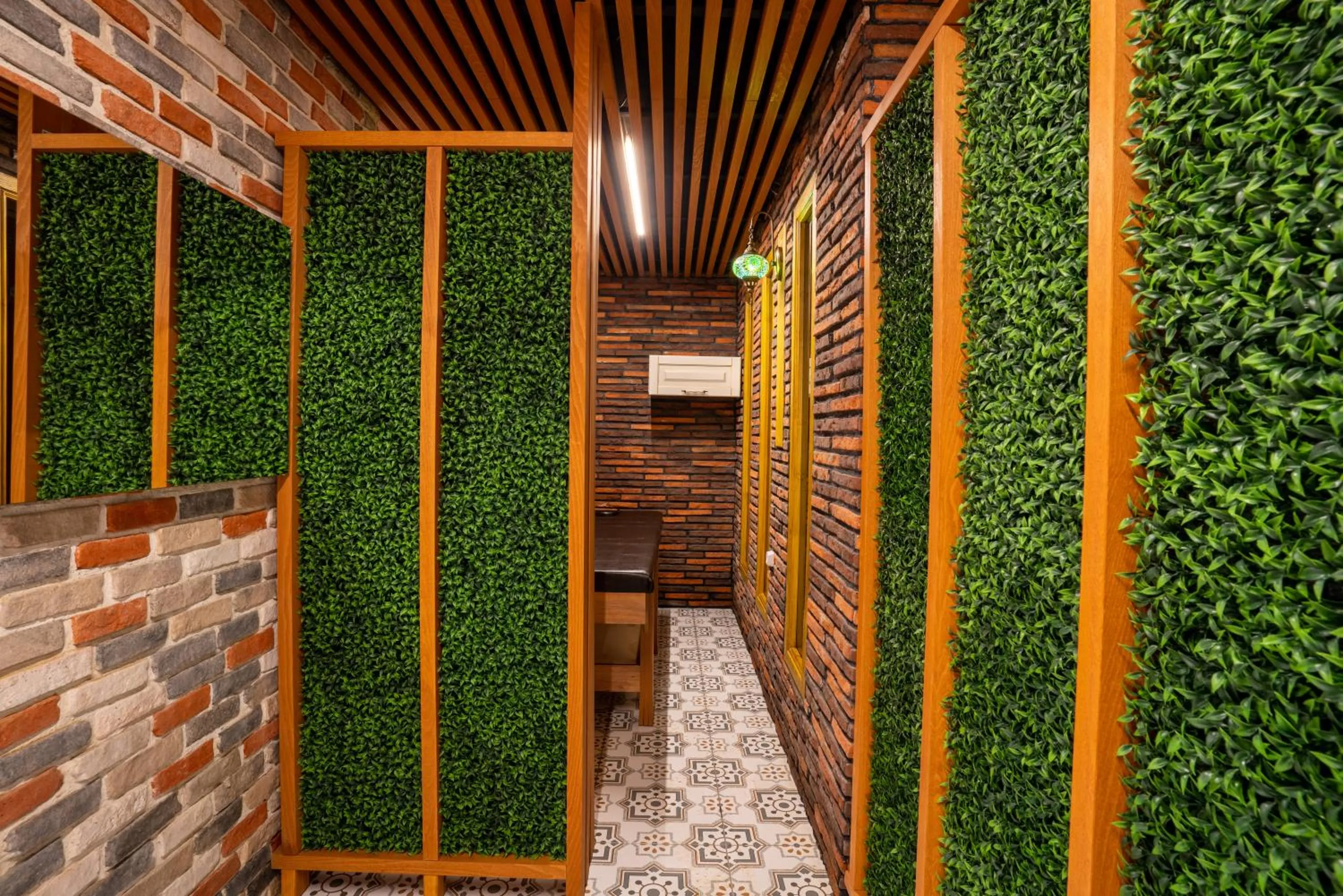 POISON GARDEN SUİTE