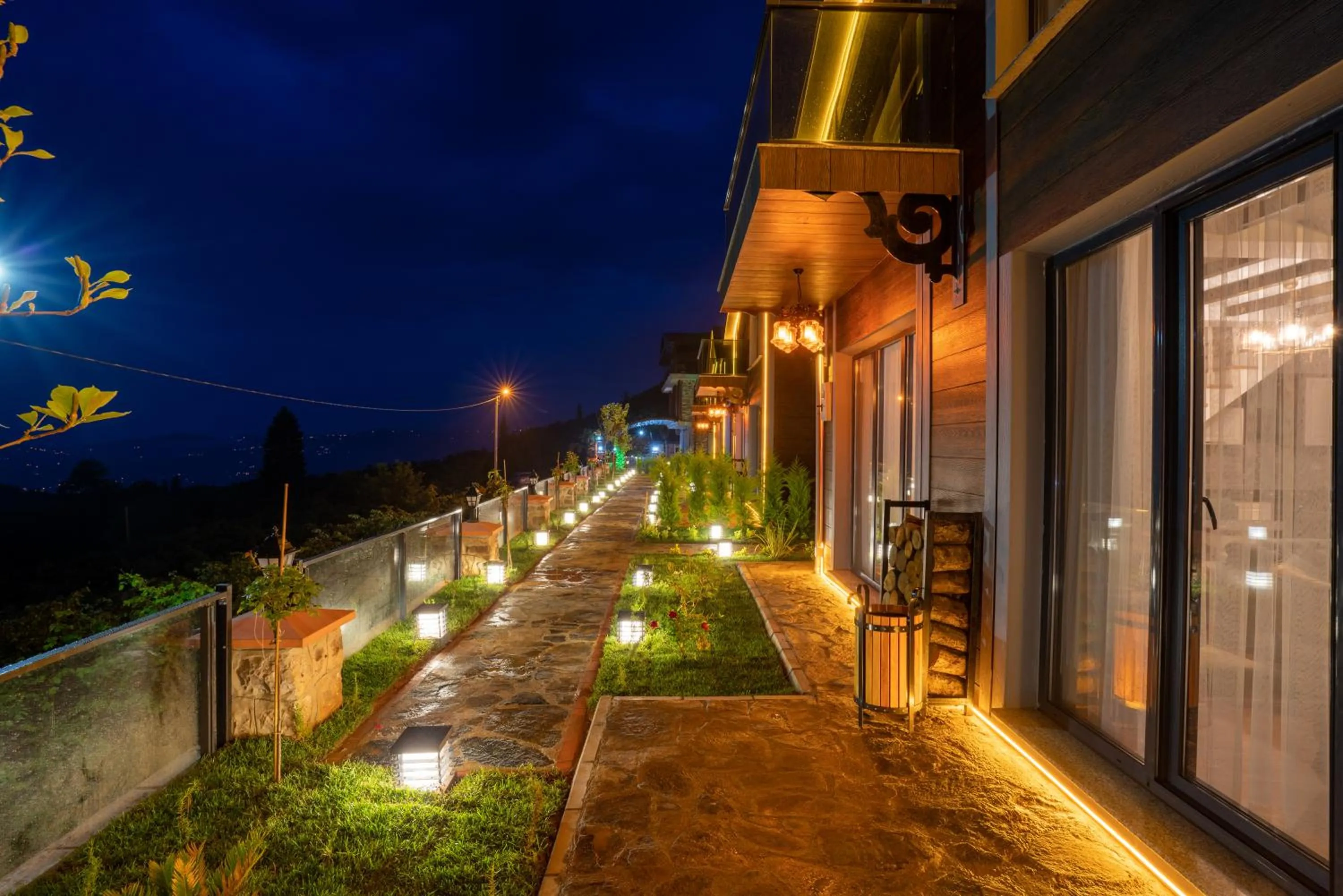 POISON GARDEN SUİTE