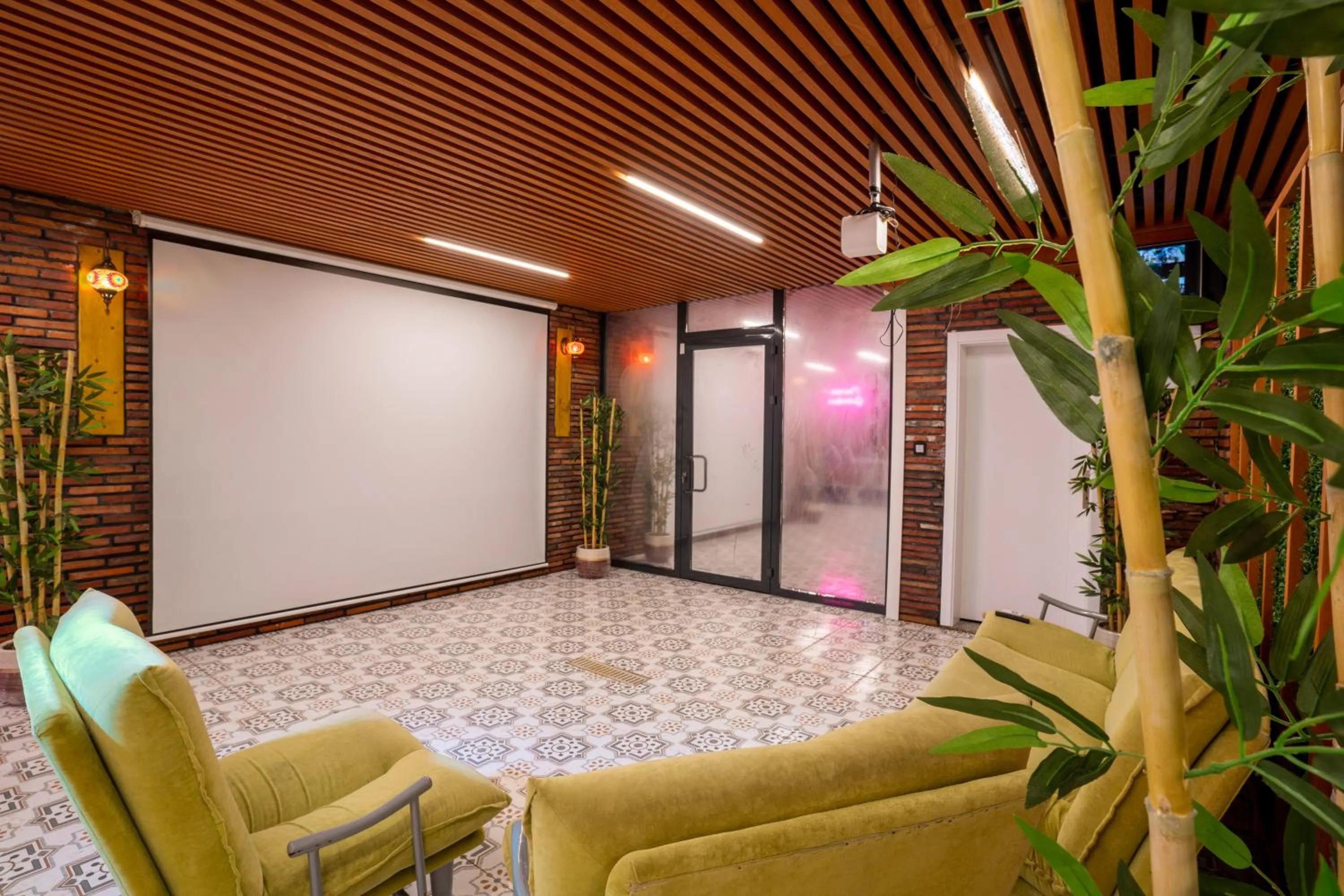 POISON GARDEN SUİTE