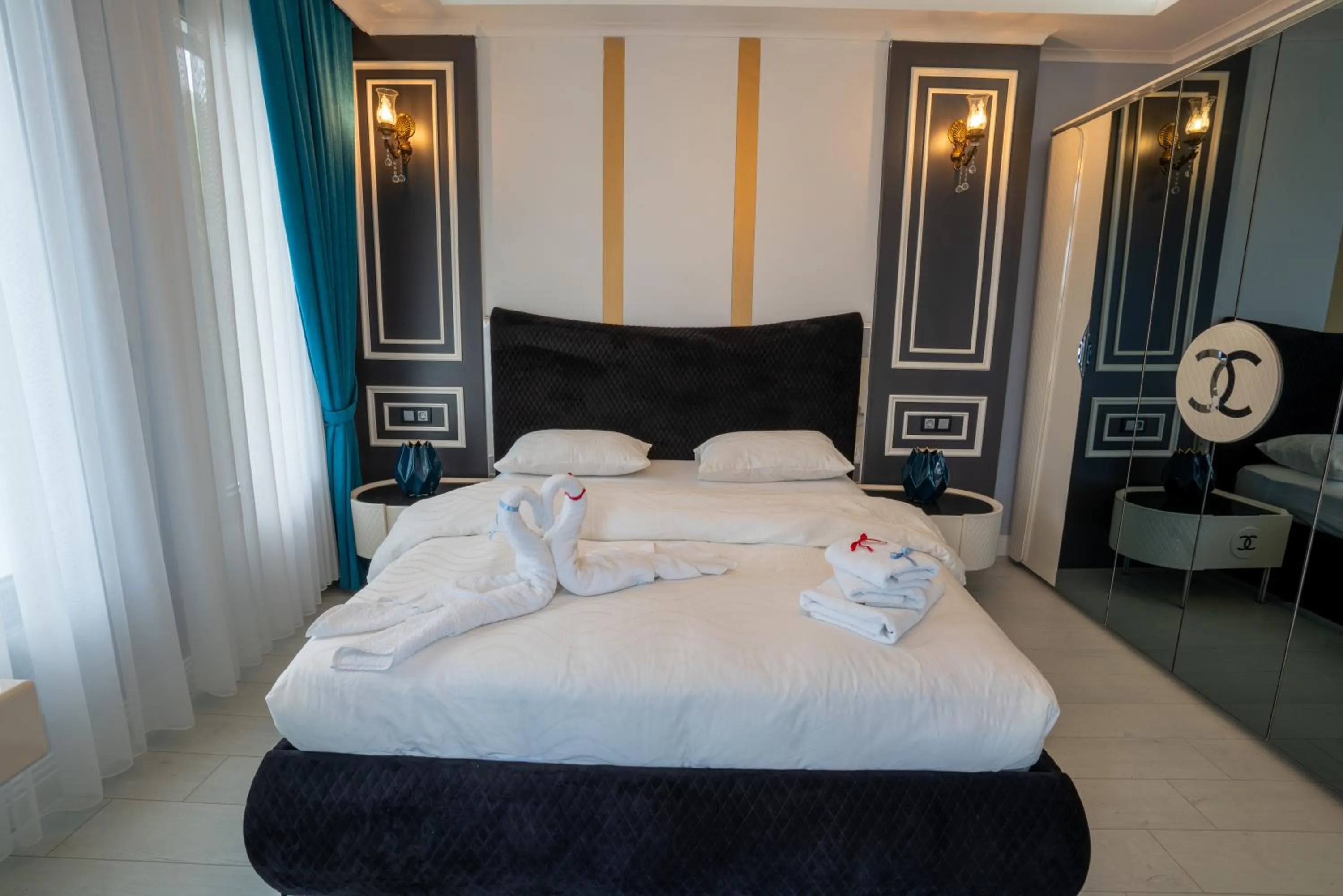 Bed in POISON GARDEN SUİTE