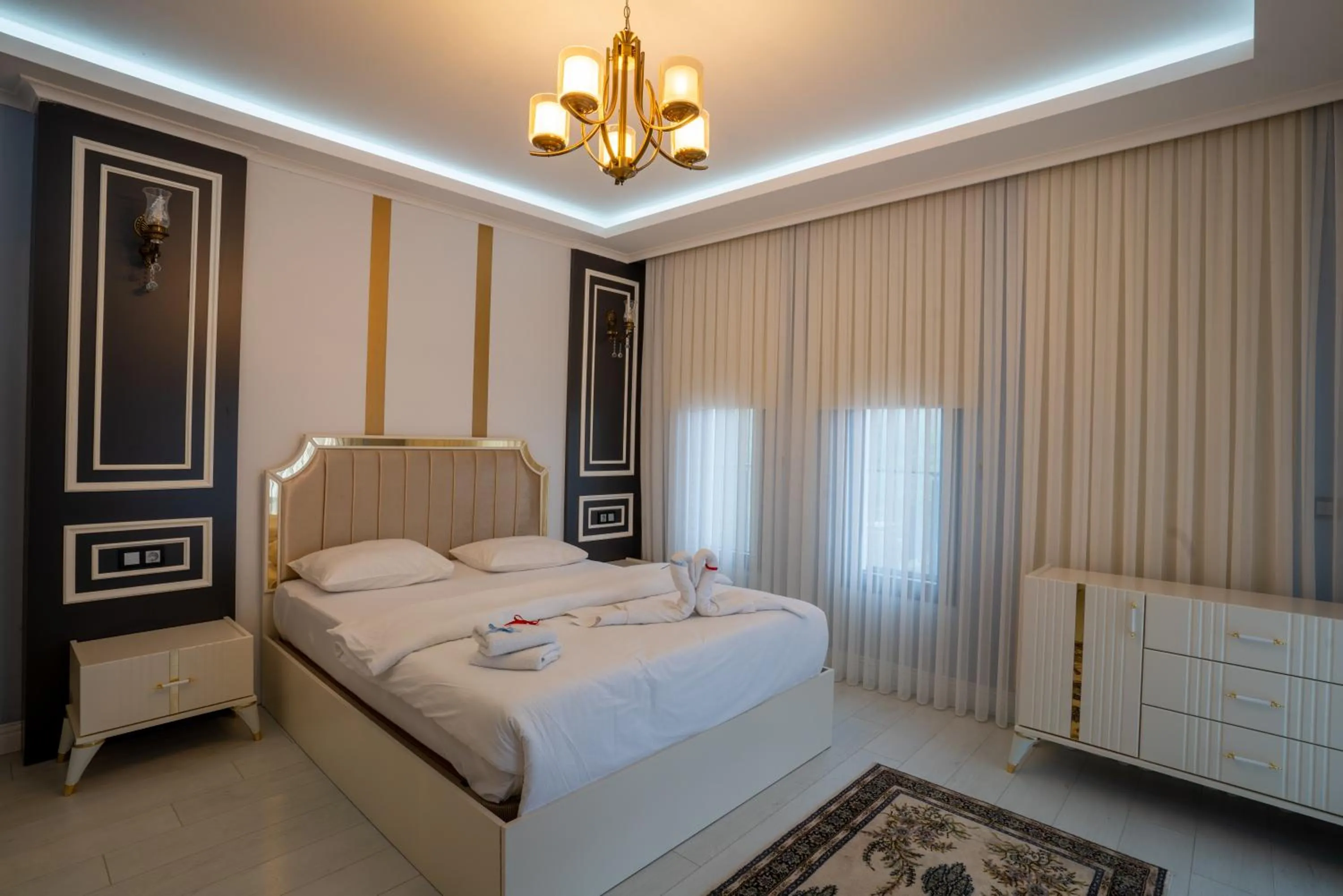 Bedroom, Bed in POISON GARDEN SUİTE