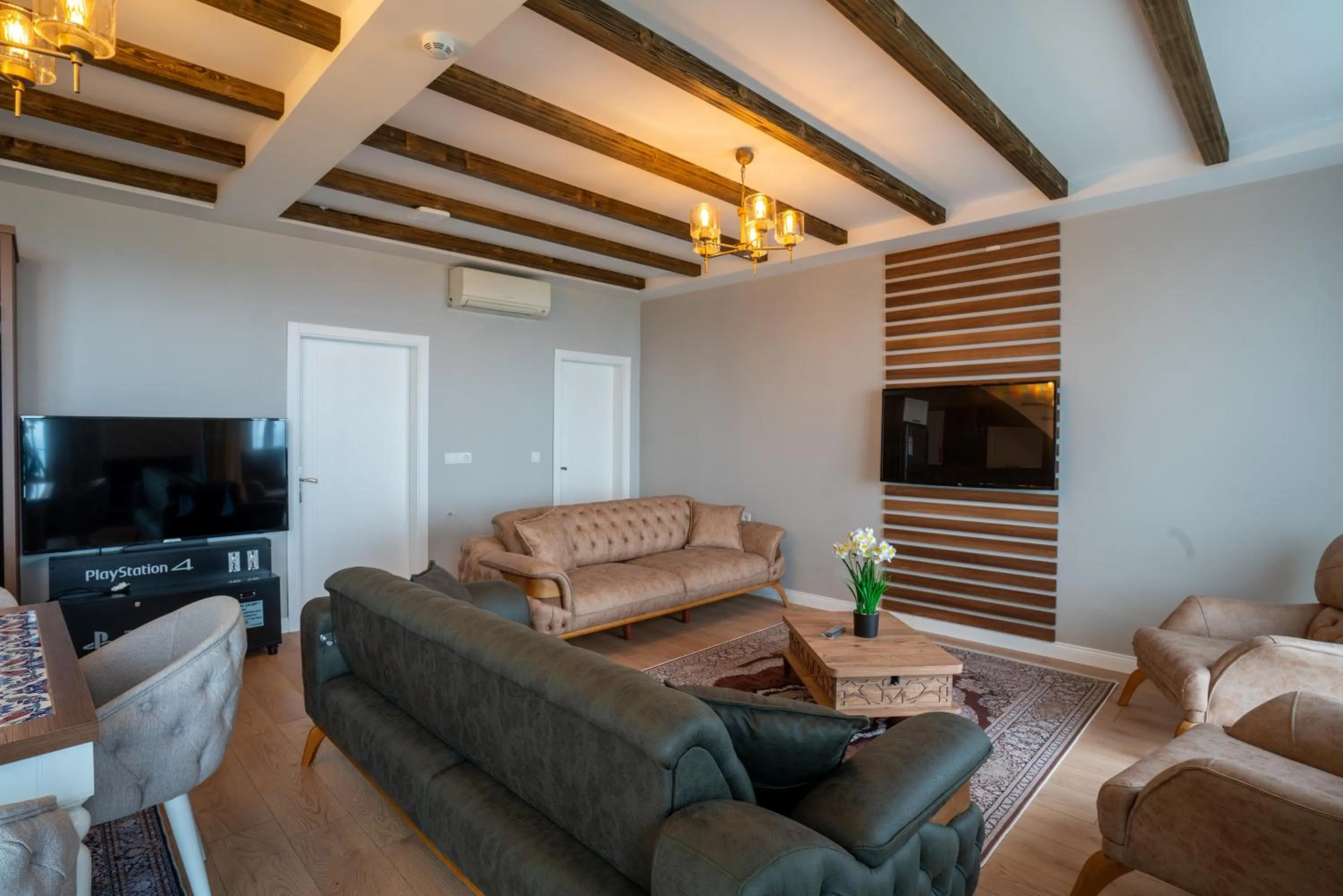 POISON GARDEN SUİTE