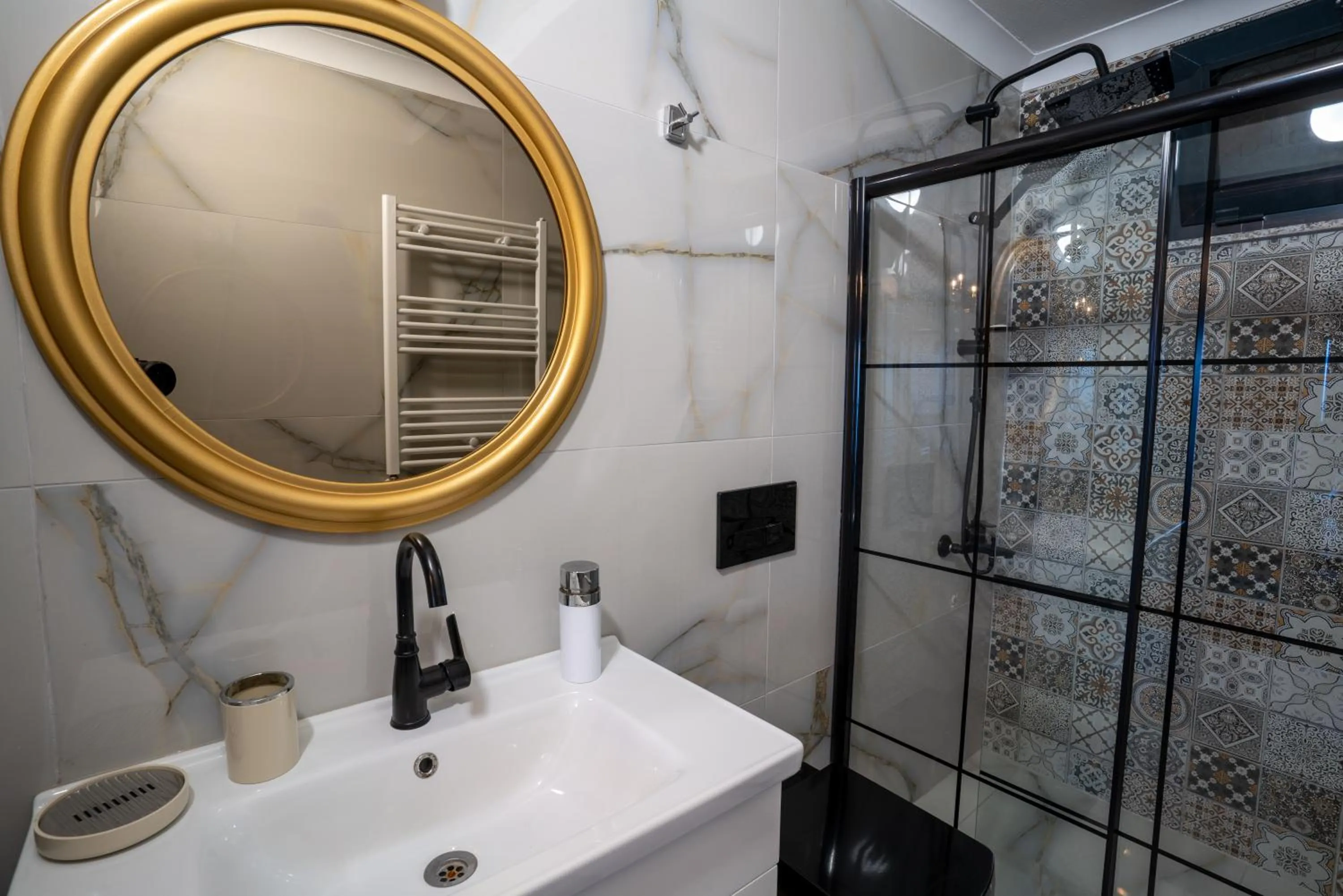 POISON GARDEN SUİTE