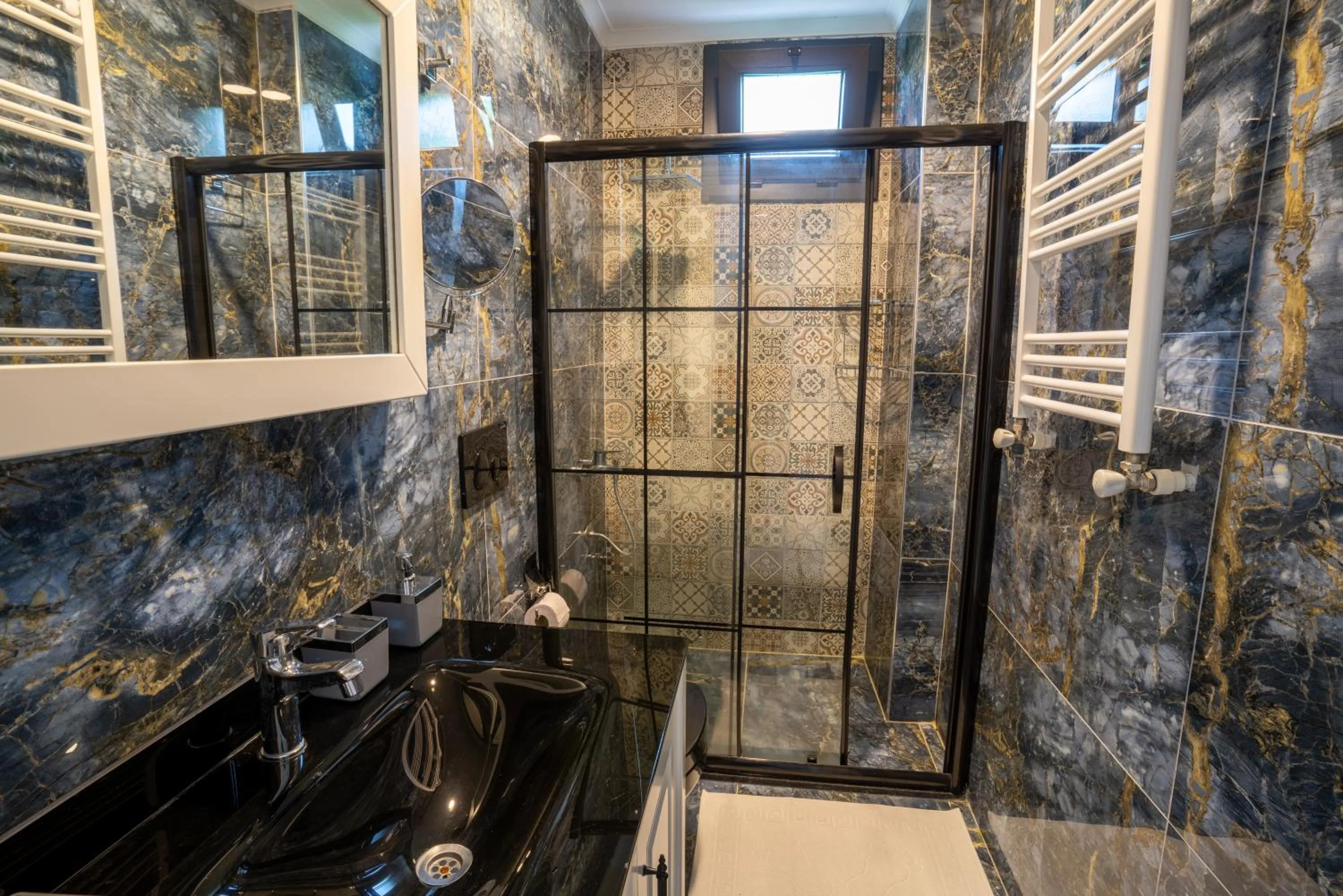 POISON GARDEN SUİTE